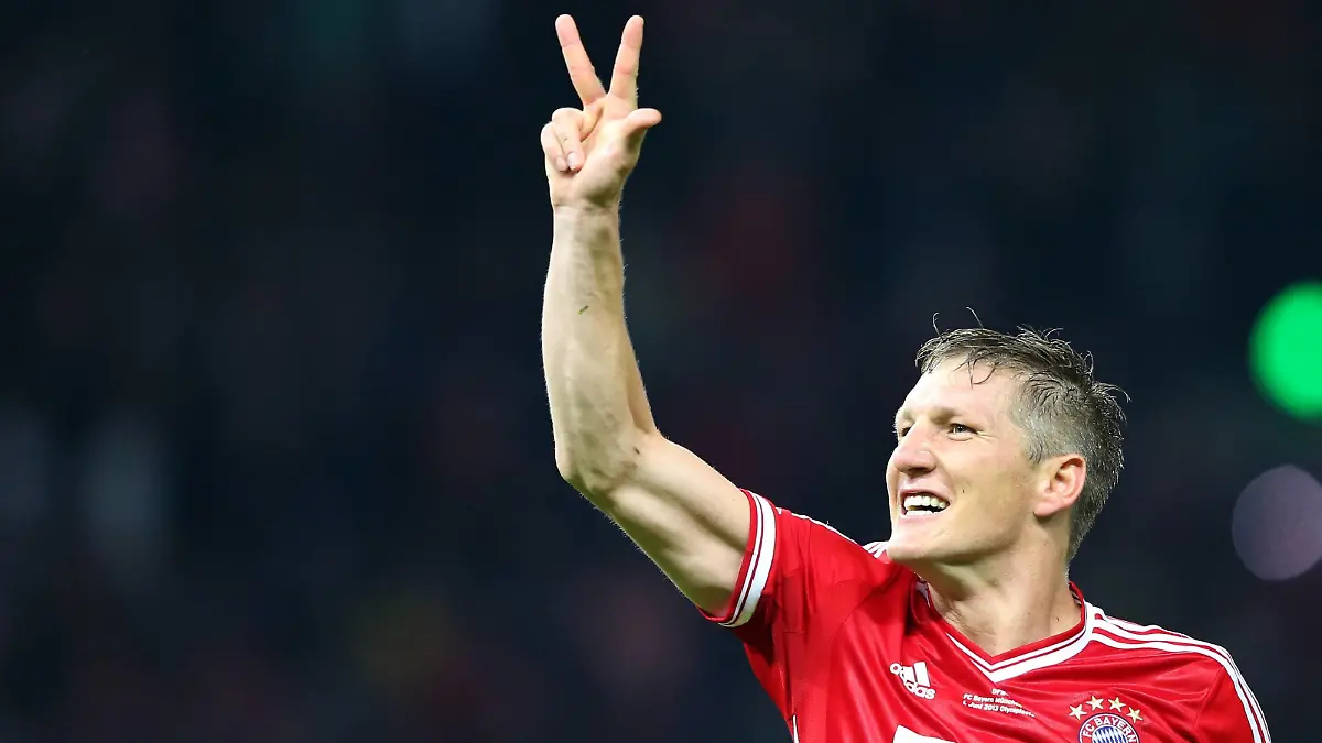 Bildnummer: 13720994 Datum: 01.06.2013 Copyright: imago/Bernd König
Bastian Schweinsteiger (FC Bayern), jubelt nach dem Spiel und zeigt das Triple an FC Bayern München vs VfB Stuttgart DFB-Pokalfinale 2012/2013, Fußball, Fussball, soccer, Herren, Deutschland, Germany, DFB-Pokalendspiel, DFB, Pokal, Endspiel, Finale, Ergebnis 3:2 Berlin, 1.6.2013, Olympiastadion ; Fussball GER DFB Pokal Finale 2012 Sieg Pokalsieg Jubel x0x xsk 2013 quer Aufmacher premiumd Einzelbild Spielende Freude Jubel Sieg hoch
Image number 13720994 date 01 06 2013 Copyright imago Bernd King Bastian Schweinsteiger FC Bavaria cheering After the Game and shows the Triple to FC Bavaria Munich vs VfB Stuttgart DFB Cup finals 2012 2013 Football Football Soccer men Germany Germany DFB Cup final DFB Cup Final Final Result 3 2 Berlin 1 6 2013 Olympic Stadium Football ger DFB Cup Final 2012 Victory Cup victory cheering x0x xsk 2013 horizontal Highlight premiumd Single Game over happiness cheering Victory vertical