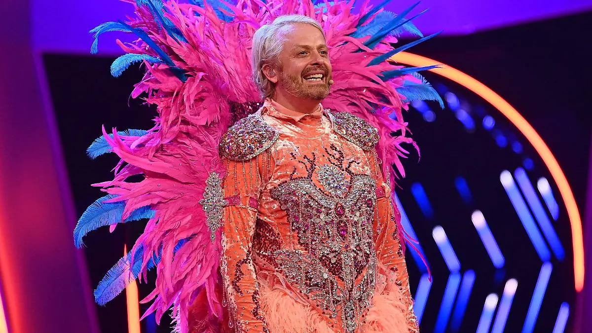 HANDOUT - 23.03.2021, Nordrhein-Westfalen, Köln: Der Entertainer und Musiker Ross Antony lüftet im Finale der ProSieben-Show «The Masked Singer» das Geheimnis, dass er im Kostüm des Flamingos steckt. Bei «The Masked Singer» singen Prominente in aufwendigen Bühnenkostümen um die Wette. Die vierte Staffel der Kostümschau geht am Dienstag zu Ende. Foto: Willi Weber/ProSieben/dpa - ACHTUNG: Nur zur redaktionellen Verwendung im Zusammenhang mit einer Berichterstattung über die Sendung und nur mit vollständiger Nennung des vorstehenden Credits. Das Foto darf nicht verändert und nur im vollen Ausschnitt verwendet werden. Keine Archivierung +++ dpa-Bildfunk +++