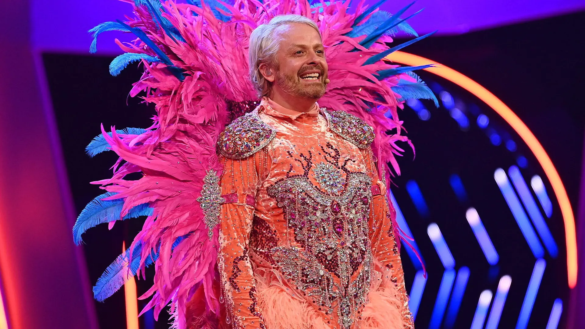 HANDOUT - 23.03.2021, Nordrhein-Westfalen, Köln: Der Entertainer und Musiker Ross Antony lüftet im Finale der ProSieben-Show «The Masked Singer» das Geheimnis, dass er im Kostüm des Flamingos steckt. Bei «The Masked Singer» singen Prominente in aufwendigen Bühnenkostümen um die Wette. Die vierte Staffel der Kostümschau geht am Dienstag zu Ende. Foto: Willi Weber/ProSieben/dpa - ACHTUNG: Nur zur redaktionellen Verwendung im Zusammenhang mit einer Berichterstattung über die Sendung und nur mit vollständiger Nennung des vorstehenden Credits. Das Foto darf nicht verändert und nur im vollen Ausschnitt verwendet werden. Keine Archivierung +++ dpa-Bildfunk +++