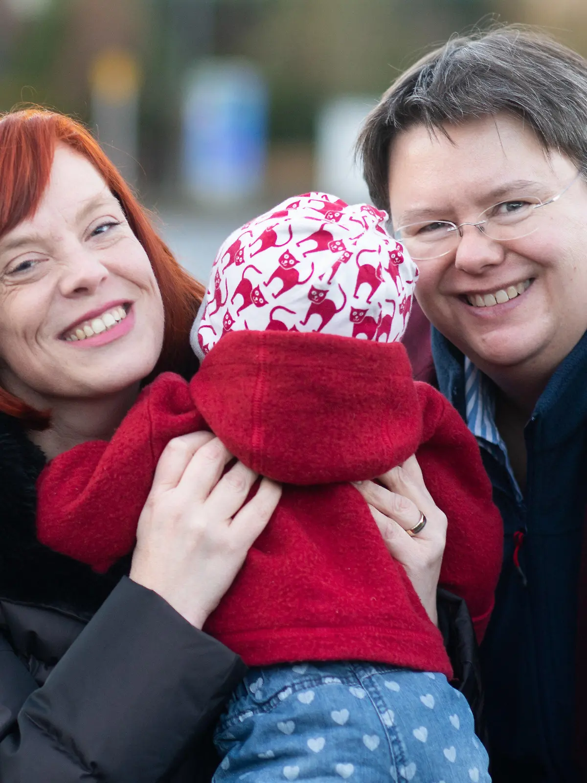 ARCHIV - 12.01.2021, Niedersachsen, Schellerten: Gesa Teichert-Akkermann (l) und Verena Akkermann mit ihrer kleinen Tochter Paula. Familie Akkermann will eine Gleichstellung mit heterosexuellen Paaren bei der Elternschaft erreichen. Die leibliche Mutter von Paula und ihre Ehefrau wollen gleichermaßen als rechtliche Mütter der kleinen Paula gelten. Bisher besteht nur die Möglichkeit einer Stiefkindadoption. (zu dpa Vorausmeldung: "Zwei Mütter in Geburtsurkunde? - Gericht entscheidet über Frauen-Paar") Foto: Julian Stratenschulte/dpa +++ dpa-Bildfunk +++