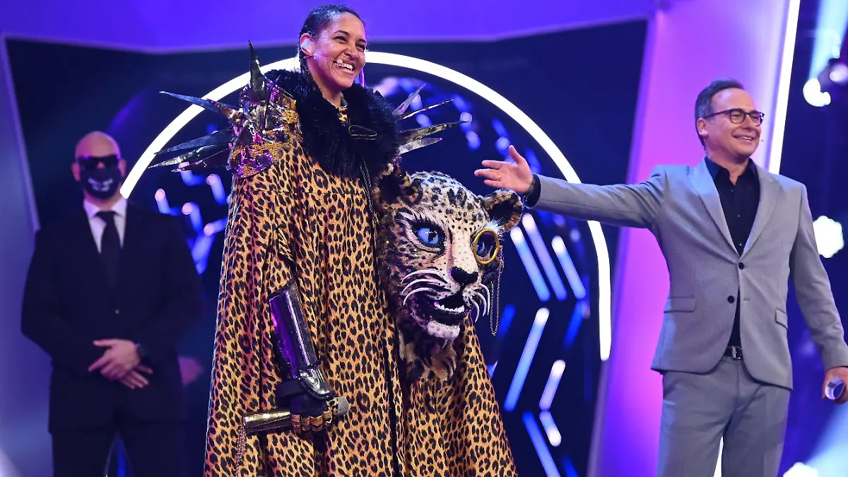 HANDOUT - 23.03.2021, Nordrhein-Westfalen, Köln: Die Sängerin Cassandra Steen (M) lüftet im Finale der ProSieben-Show «The Masked Singer» das Geheimnis, dass sie im Kostüm des Leopards steckt. Bei «The Masked Singer» singen Prominente in aufwendigen Bühnenkostümen um die Wette. Die vierte Staffel der Kostümschau geht am Dienstag zu Ende. Foto: Willi Weber/ProSieben/dpa - ACHTUNG: Nur zur redaktionellen Verwendung im Zusammenhang mit einer Berichterstattung über die Sendung und nur mit vollständiger Nennung des vorstehenden Credits. Das Foto darf nicht verändert und nur im vollen Ausschnitt verwendet werden. Keine Archivierung +++ dpa-Bildfunk +++