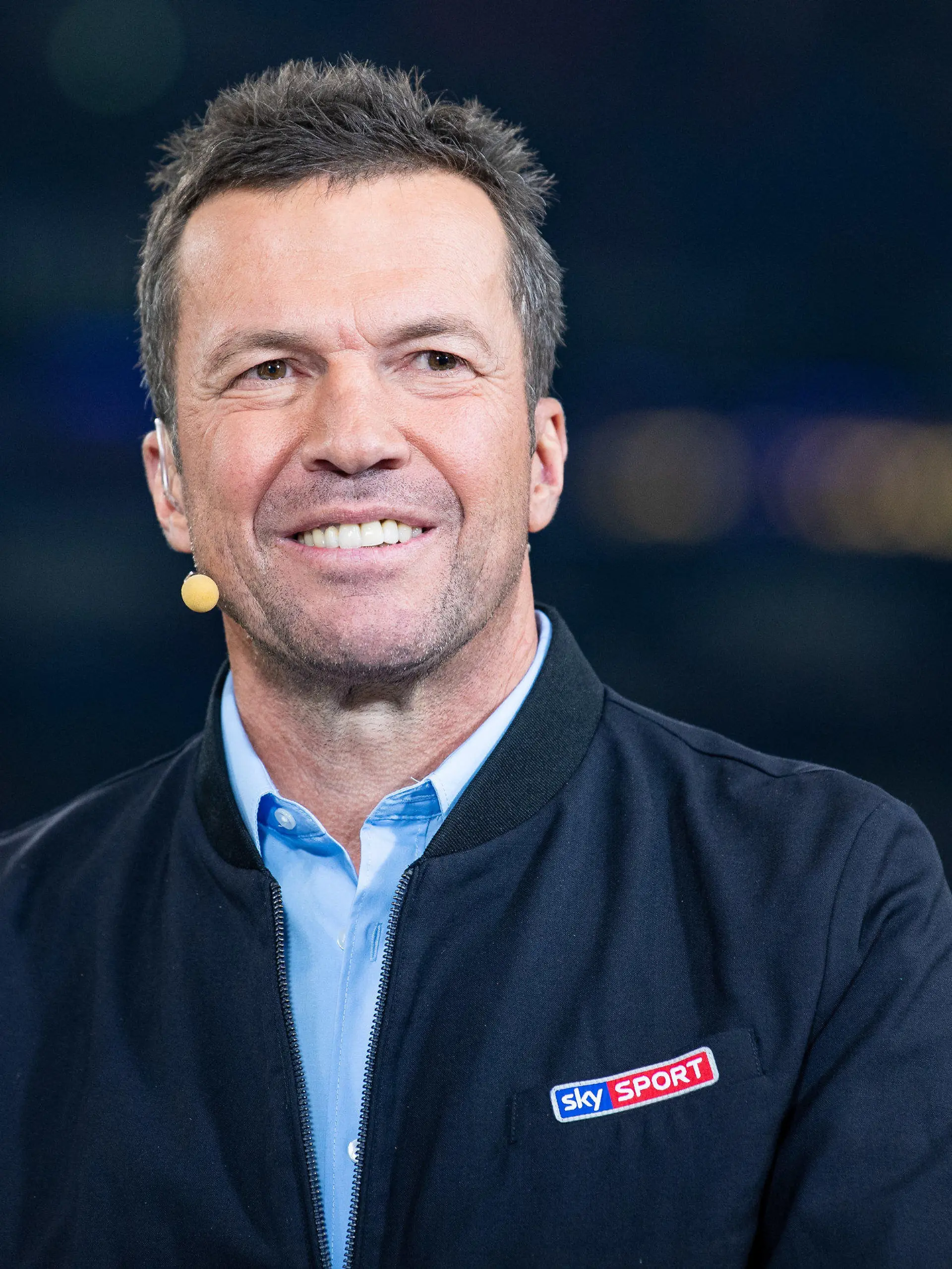 ARCHIV - 22.09.2018, Nordrhein-Westfalen, Gelsenkirchen: Fußball: Bundesliga, FC Schalke 04 - Bayern München, 4. Spieltag in der Veltins-Arena. SKY Experte Lothar Matthäus steht vor dem Spiel am Spielfeldrand. (zu dpa "Löw-Nachfolge-Debatte: Matthäus fühlt sich geehrt und ist bereit ") Foto: Guido Kirchner/dpa +++ dpa-Bildfunk +++