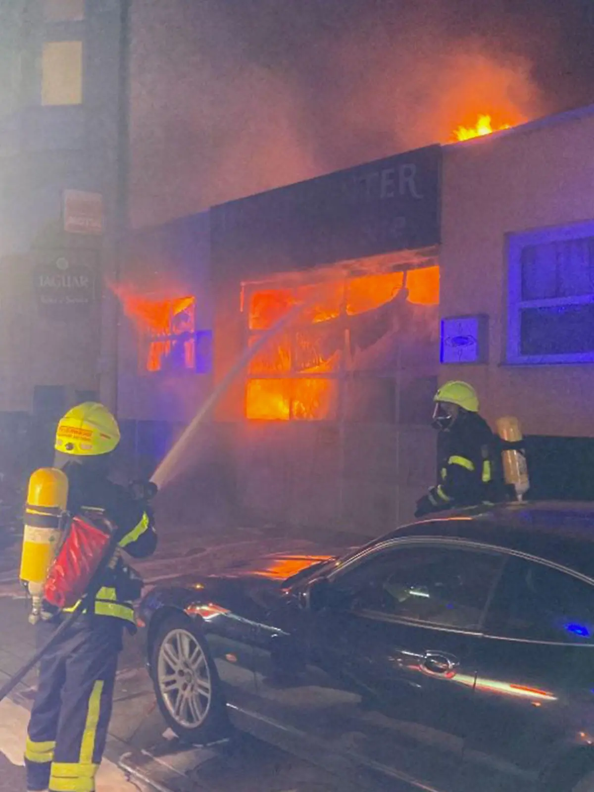 Feuerwehr Frankfurt bei Löscharbeiten in der Jaguar-Werkstatt in Frankfurt Bockenheim.