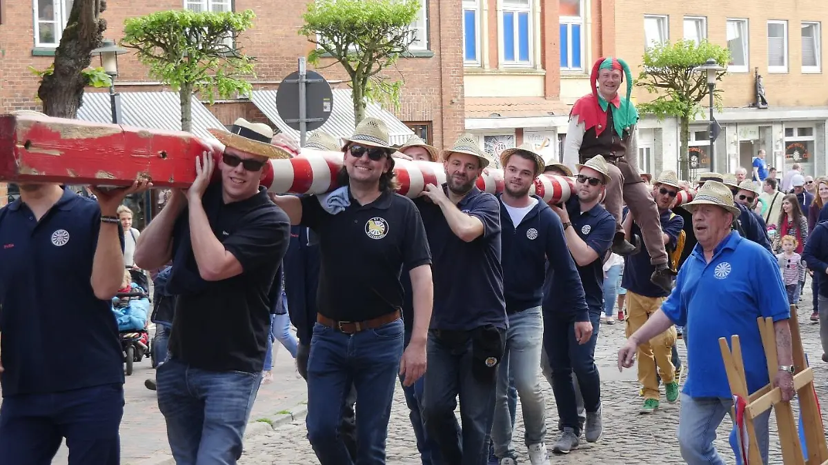 Beim Maibaumaufstellen in Mölln natürlich auch Till Eulenspiegel nicht fehlen.