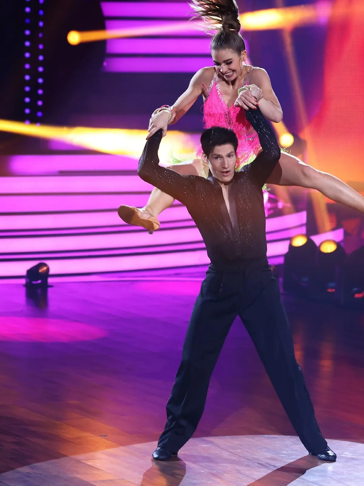 Tanzprofi Christian Poland und TVNOW-Moderatorin Lola Weippert auf dem "Let's Dance"-Tanzparkett.