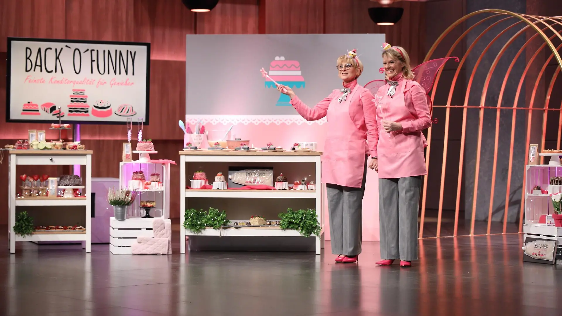 Gisela van Bebber (l.) und Sabine Kämper aus Monheim präsentieren ihre Back- und Dessertcreme "Back´o´Funny". Sie erhoffen sich ein Investment von 33.000 Euro für 33,3 Prozent der Anteile an ihrem Unternehmen. Die Verwendung des sendungsbezogenen Materials ist nur mit dem Hinweis und Verlinkung auf TVNOW gestattet.