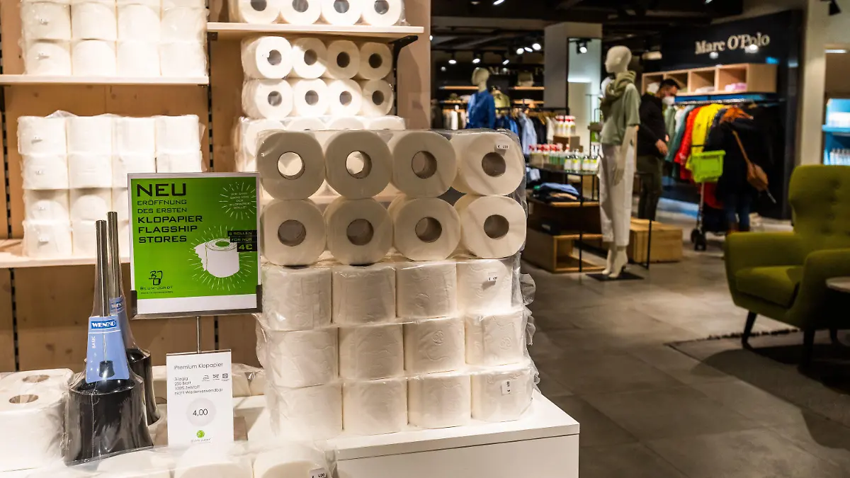 19.03.2021, Baden-Württemberg, Emmendingen: Klopapier und Modeartikel liegen im Modehaus Blum-Jundt in den Regalen und auf der Verkaufsfläche. Die Inhaber des Modehauses Blum-Jundt haben auf ihrer Verkaufsfläche große Mengen Klopapier, Nudeln und Desinfektionsartikel abgestellt, um so als Discounter zu gelten und damit auf den Verkauf von beispielsweise Textilien durch Discounter oder Drogeriemärkte während des Corona-Lockdowns aufmerksam zu machen. Foto: Philipp von Ditfurth/dpa +++ dpa-Bildfunk +++