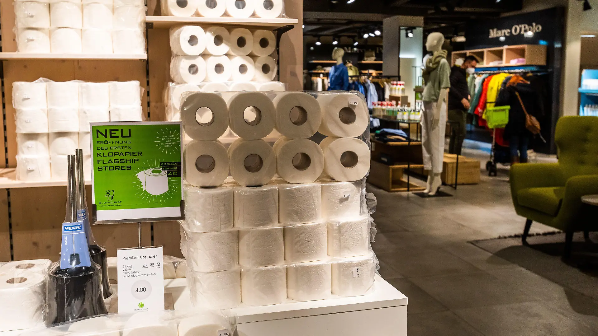 19.03.2021, Baden-Württemberg, Emmendingen: Klopapier und Modeartikel liegen im Modehaus Blum-Jundt in den Regalen und auf der Verkaufsfläche. Die Inhaber des Modehauses Blum-Jundt haben auf ihrer Verkaufsfläche große Mengen Klopapier, Nudeln und Desinfektionsartikel abgestellt, um so als Discounter zu gelten und damit auf den Verkauf von beispielsweise Textilien durch Discounter oder Drogeriemärkte während des Corona-Lockdowns aufmerksam zu machen. Foto: Philipp von Ditfurth/dpa +++ dpa-Bildfunk +++