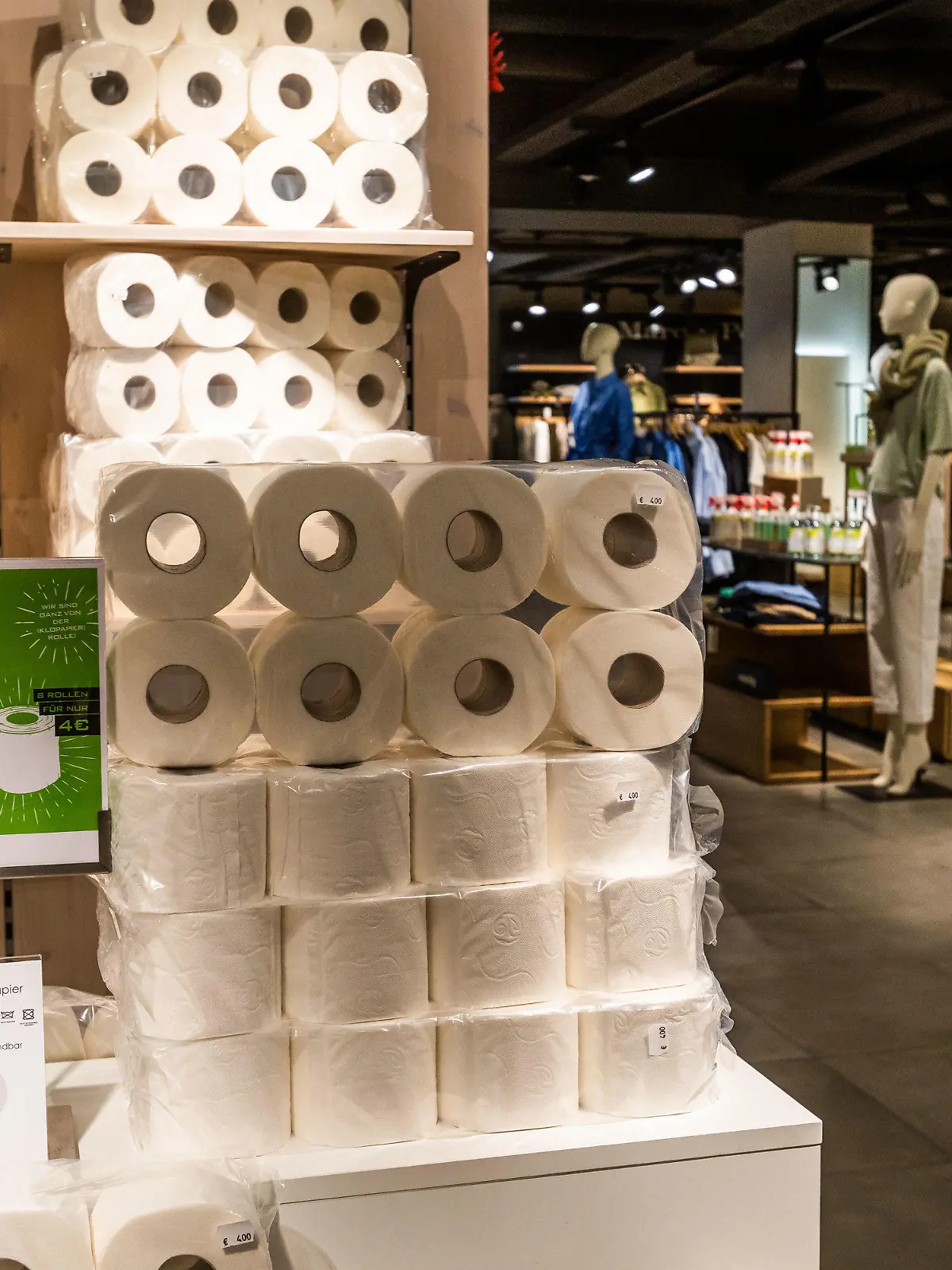 19.03.2021, Baden-Württemberg, Emmendingen: Klopapier und Modeartikel liegen im Modehaus Blum-Jundt in den Regalen und auf der Verkaufsfläche. Die Inhaber des Modehauses Blum-Jundt haben auf ihrer Verkaufsfläche große Mengen Klopapier, Nudeln und Desinfektionsartikel abgestellt, um so als Discounter zu gelten und damit auf den Verkauf von beispielsweise Textilien durch Discounter oder Drogeriemärkte während des Corona-Lockdowns aufmerksam zu machen. Foto: Philipp von Ditfurth/dpa +++ dpa-Bildfunk +++