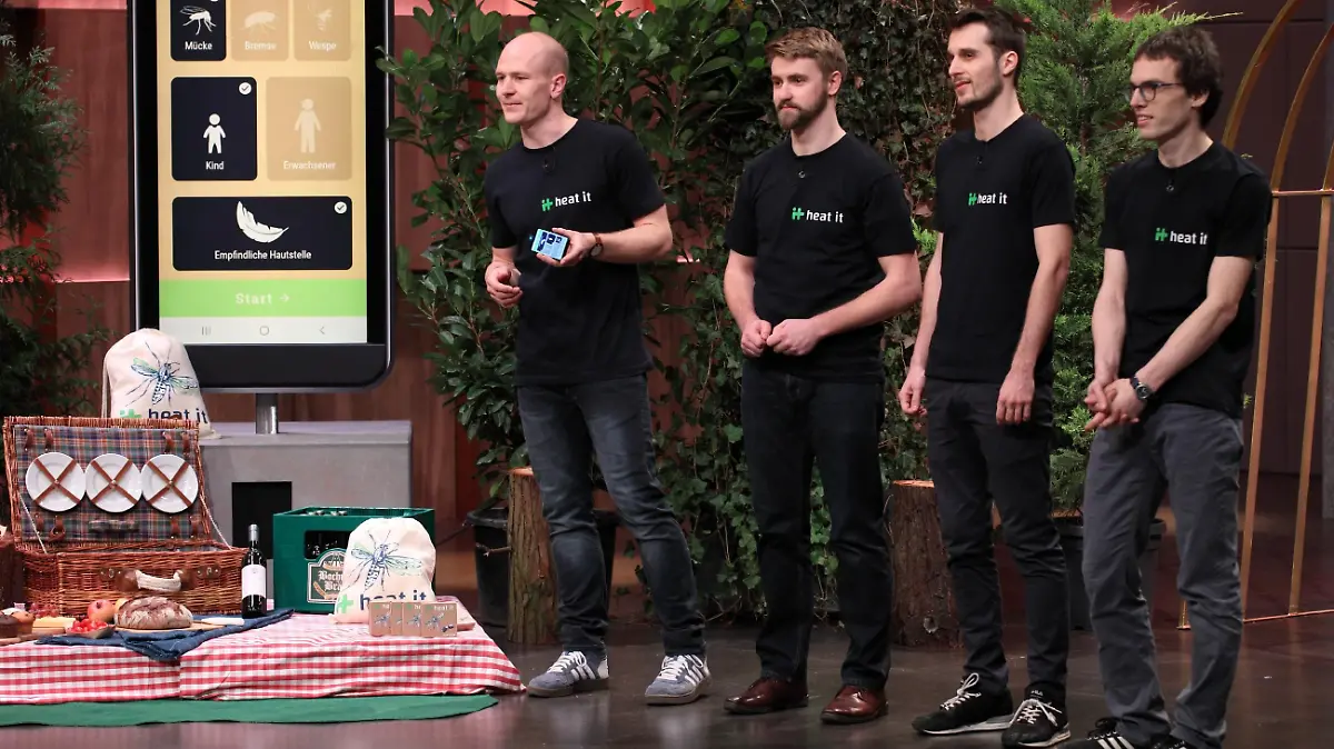 V.l.: Lukas Liedtke, Stefan Hotz, Armin Meyer und Christof Reuter aus Karlsruhe präsentieren mit "heat it" ein Smartphone Add-on das durch zielgerichtete Wärme Symptome von Insektenstichen lindert. Sie erhoffen sich ein Investment von 500.000 Euro für 10 Prozent der Anteile an ihrem Unternehmen. Die Verwendung des sendungsbezogenen Materials ist nur mit dem Hinweis und Verlinkung auf TVNOW gestattet.