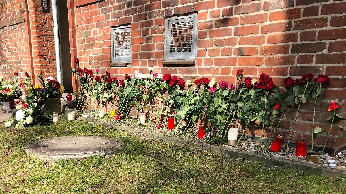 Vor dem Hauseingang in Kiel haben viele Blumen niedergelegt.
