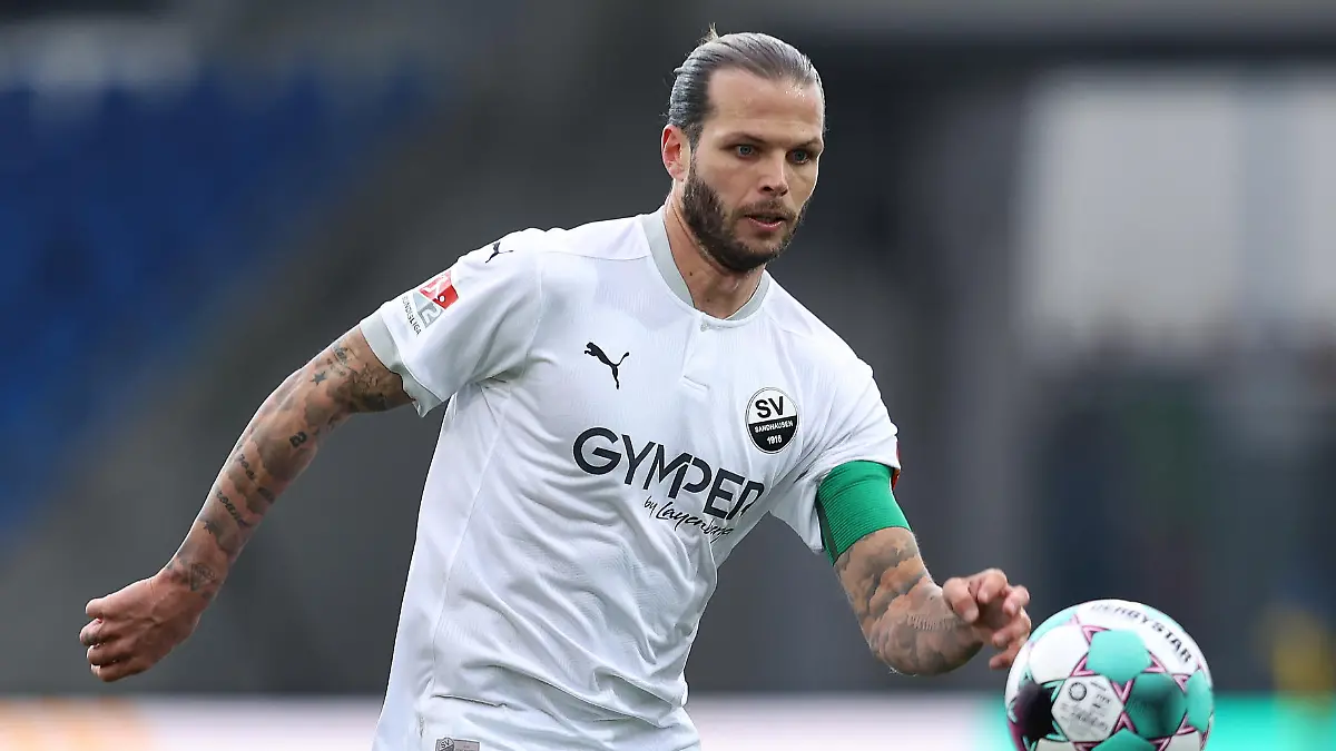 BRAUNSCHWEIG, GERMANY - MARCH 07: Dennis Diekmeier of Sandhausen controls the ball during the Second Bundesliga match between Eintracht Braunschweig and SV Sandhausen at Eintracht-Stadion on March 7, 2021 in Braunschweig, Germany. (Photo by Ronny Hartmann/Getty Images)