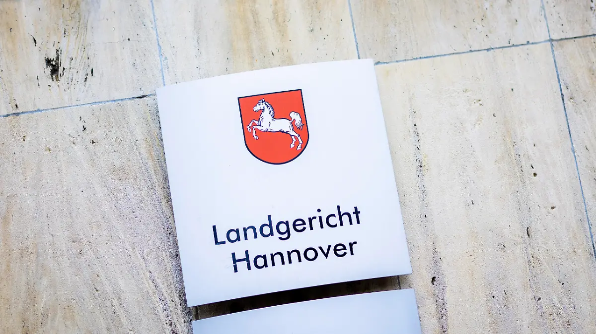 Der Schriftzug «Landgericht Hannover» ist auf einem Schild am Haupteingangsbereich vom Landgericht Hannover zu lesen. Heute beginnt der Prozess gegen den 28-jährigen Angeklagten, dem Mord vorgeworfen wird. Er soll den Getöteten im Mai 2022 in Hannover-Döhren mit einem Messer in den Bauch gestochen haben.