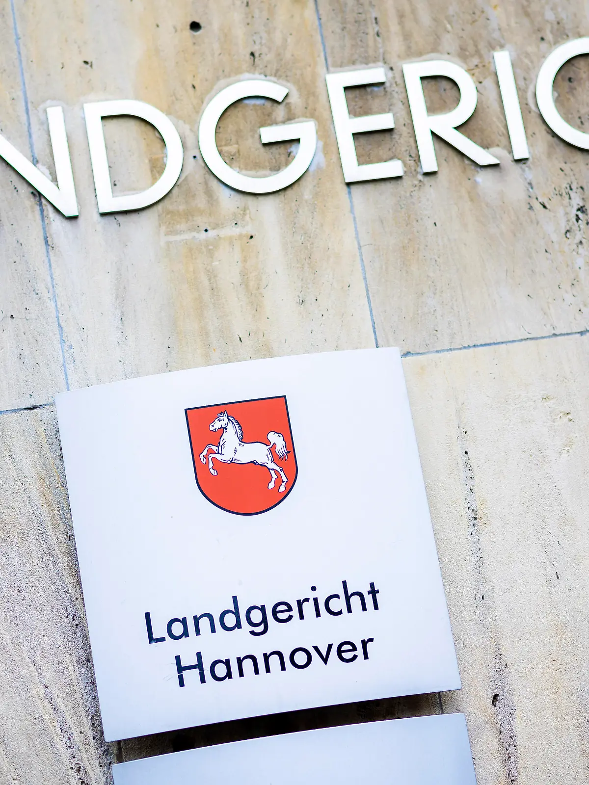 Der Schriftzug «Landgericht Hannover» ist auf einem Schild am Haupteingangsbereich vom Landgericht Hannover zu lesen. Heute beginnt der Prozess gegen den 28-jährigen Angeklagten, dem Mord vorgeworfen wird. Er soll den Getöteten im Mai 2022 in Hannover-Döhren mit einem Messer in den Bauch gestochen haben.