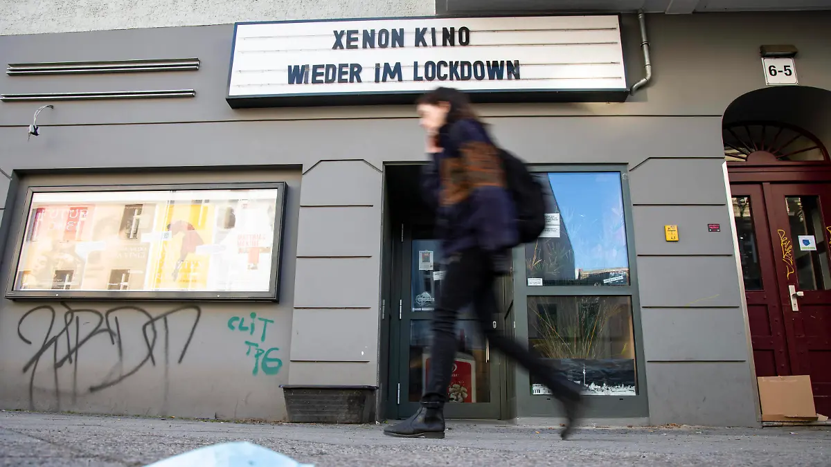 Eine Frau laeuft vor dem Xenon Kino mit dem Schrift Wieder im Lockdown in Berlin am 3. Maerz 2021. Kultur in Lockdown *** A woman walks in front of the Xenon cinema with the scripture Wieder im Lockdown in Berlin on 3 Maerz 2021 Kultur in Lockdown