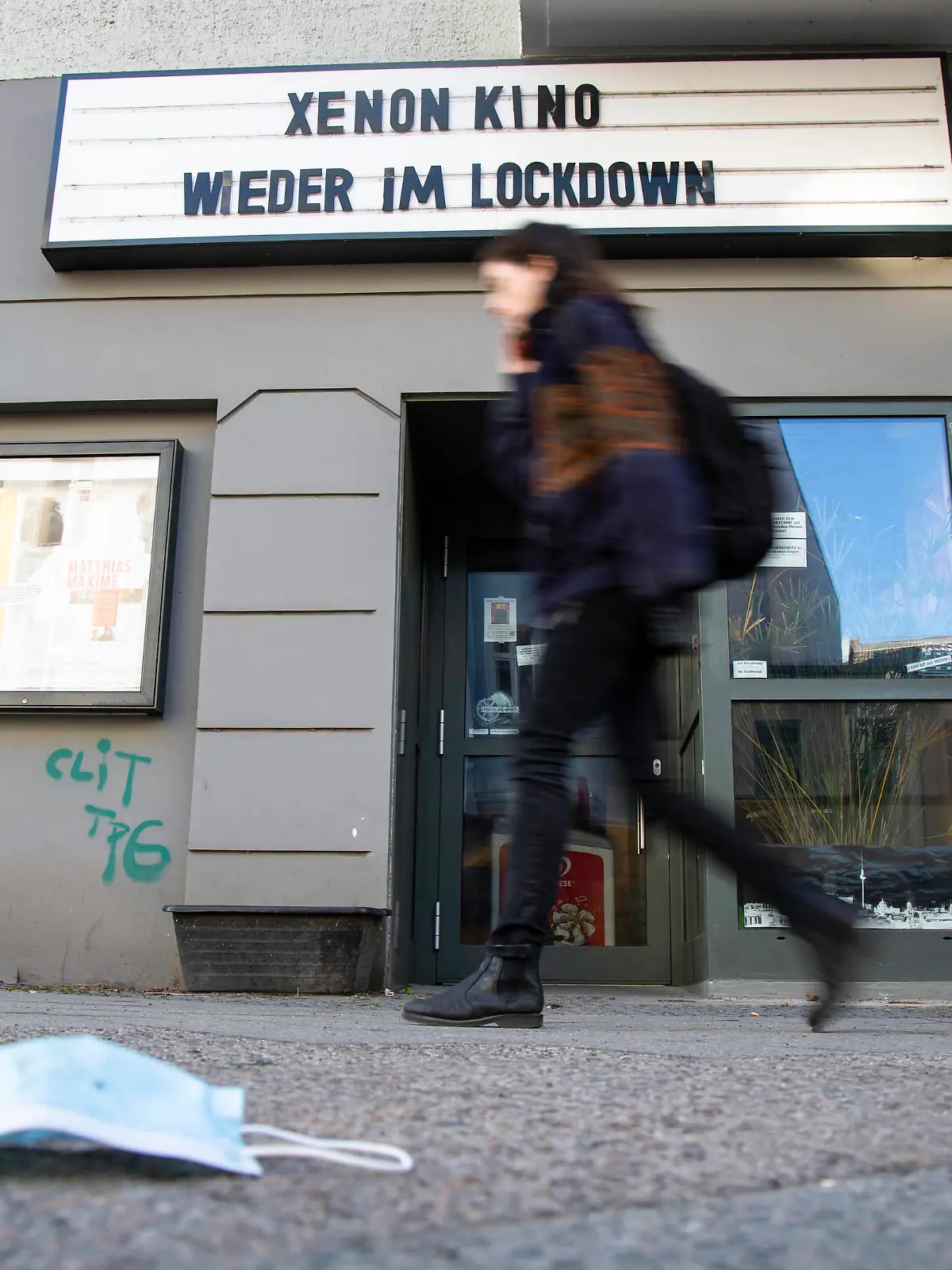  Eine Frau laeuft vor dem Xenon Kino mit dem Schrift Wieder im Lockdown in Berlin am 3. Maerz 2021. Kultur in Lockdown *** A woman walks in front of the Xenon cinema with the scripture Wieder im Lockdown in Berlin on 3 Maerz 2021 Kultur in Lockdown
