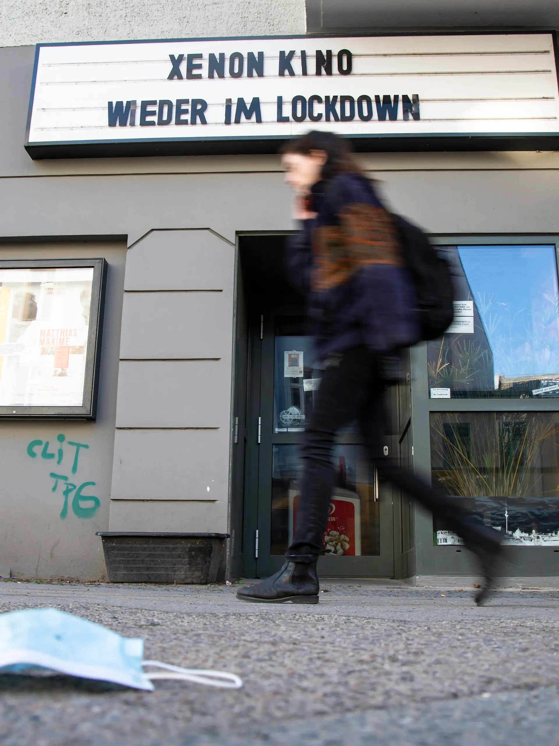  Eine Frau laeuft vor dem Xenon Kino mit dem Schrift Wieder im Lockdown in Berlin am 3. Maerz 2021. Kultur in Lockdown *** A woman walks in front of the Xenon cinema with the scripture Wieder im Lockdown in Berlin on 3 Maerz 2021 Kultur in Lockdown