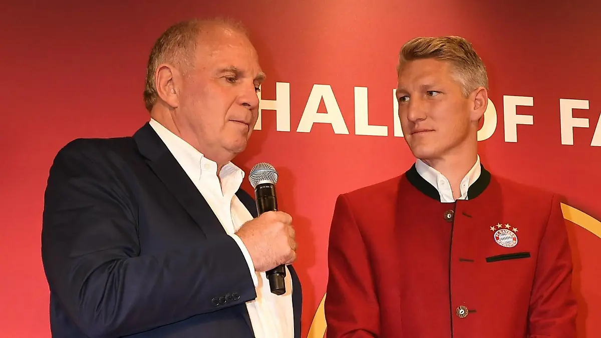 Uli Hoeneß, Bastian Schweinsteiger und Karl-Heinz Rummenigge / Hall of Fame des FC Bayern München / Erlebniswelt / Allianz Arena / Stadion / München / 27. August 2018 *** Uli Hoeneß Bastian Schweinsteiger and Karl Heinz Rummenigge Hall of Fame of FC Bayern Munich Erlebniswelt Allianz Arena Stadium Munich 27 August 2018