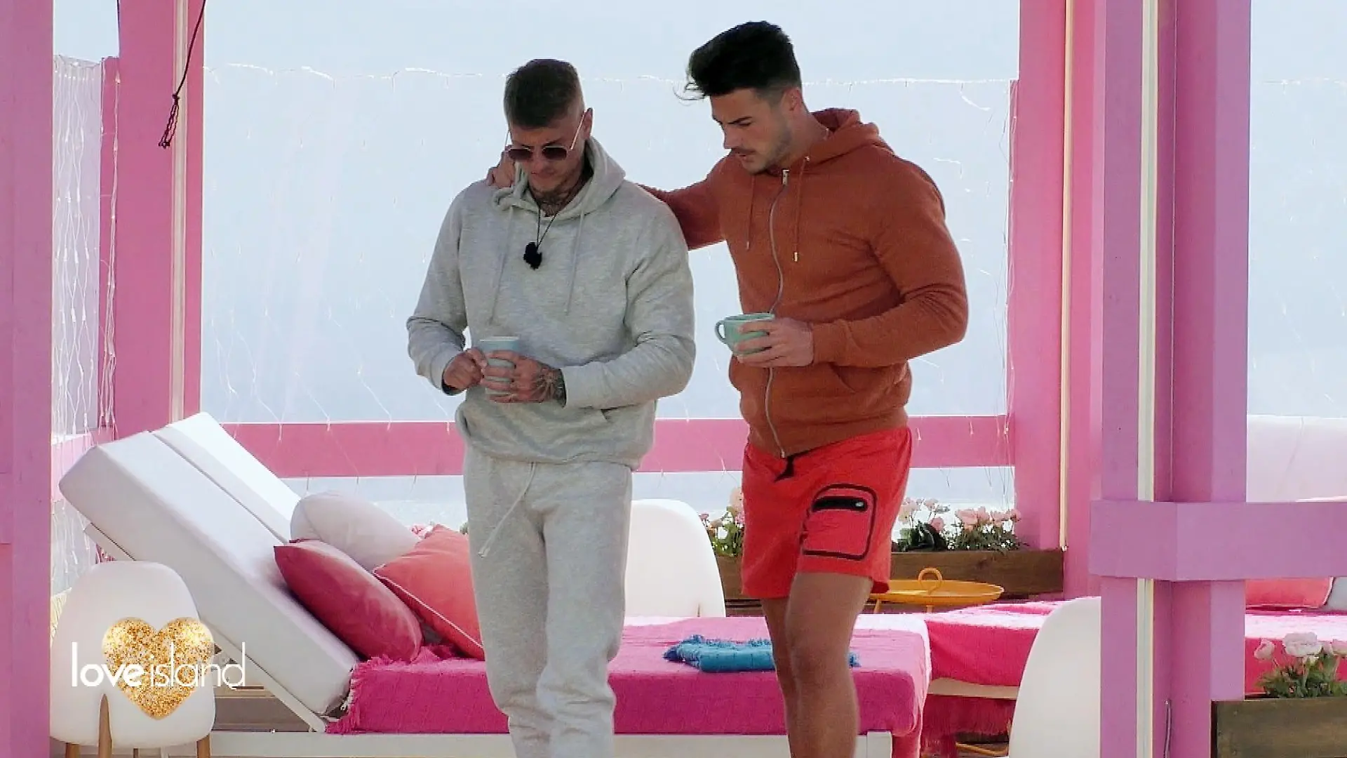 Adriano macht Paco klar, dass er bei Bianca angreifen soll.