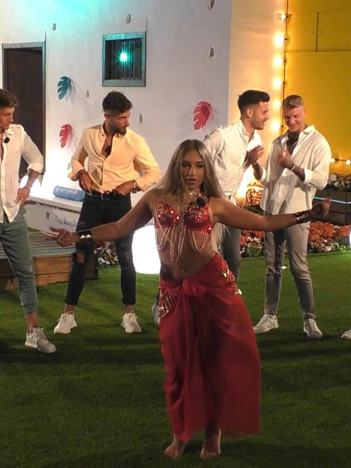Liza legt eine heiße Show für die Jungs hin.