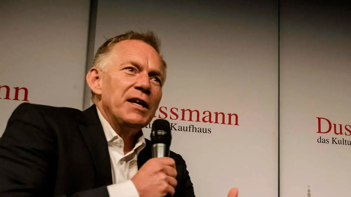 Johannes B. Kerner moderiert wieder Fußball