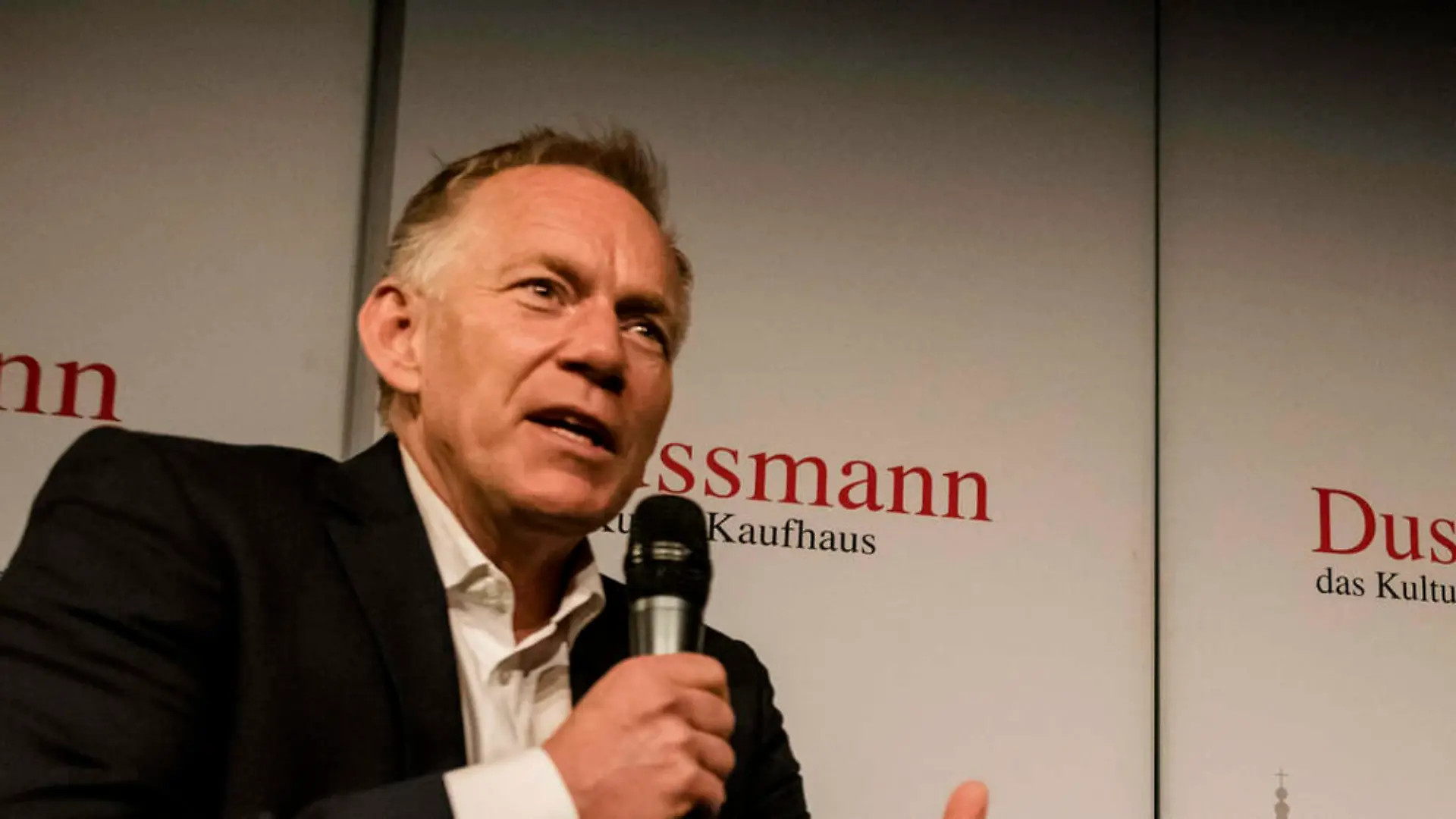 Johannes B. Kerner moderiert wieder Fußball