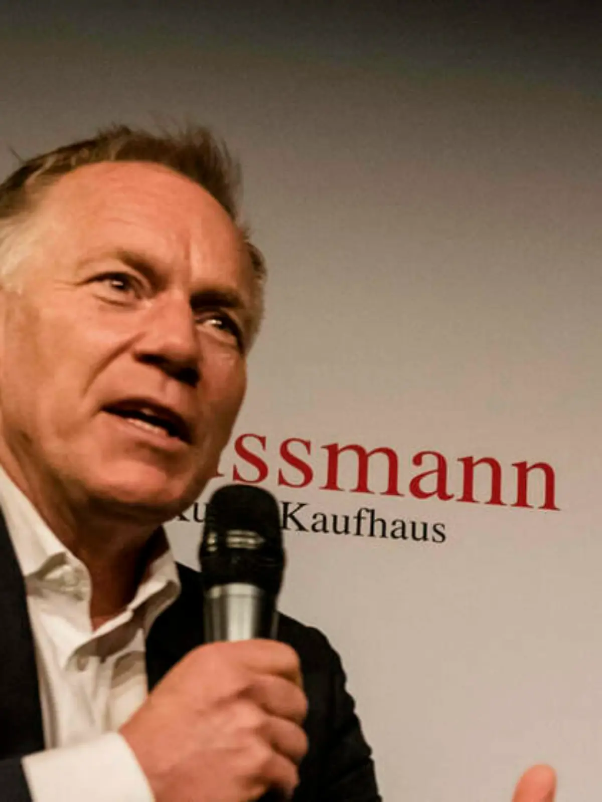 Johannes B. Kerner moderiert wieder Fußball