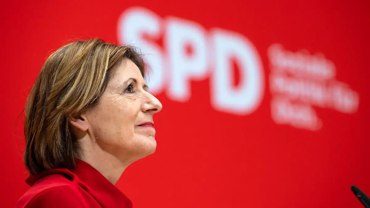 15.03.2021, Berlin: Malu Dreyer (SPD), Ministerpräsidentin von Rheinland-Pfalz, steht bei einer Pressekonferenz des SPD-Parteivorstands im Willy-Brandt-Haus, der Parteizentrale der SPD. Die gestrigen Landtagswahlen in Baden-Württemberg und Rheinland-Pfalz bildeten den Auftakt zum Superwahljahr 2021. Foto: Bernd von Jutrczenka/dpa +++ dpa-Bildfunk +++