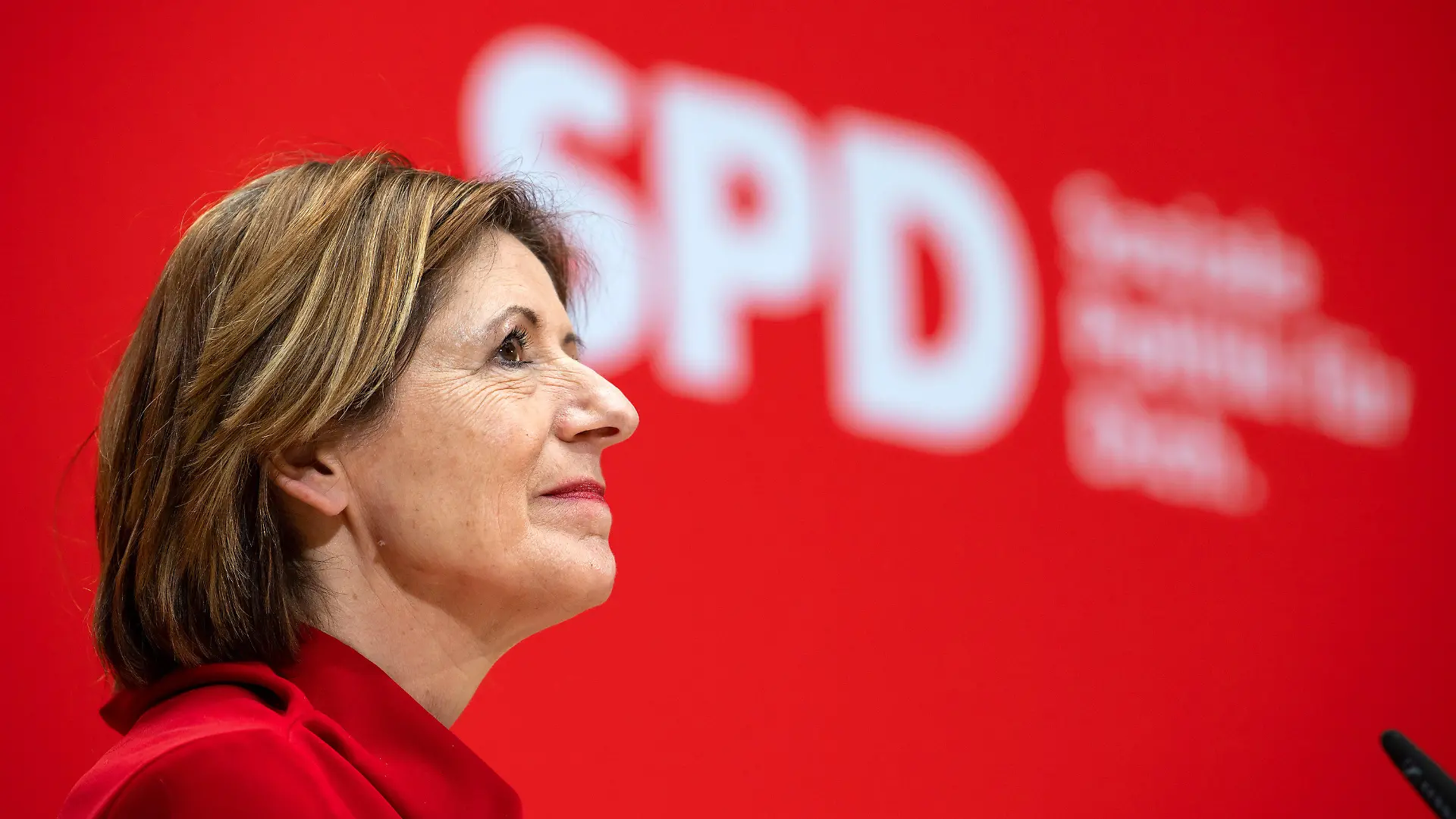 15.03.2021, Berlin: Malu Dreyer (SPD), Ministerpräsidentin von Rheinland-Pfalz, steht bei einer Pressekonferenz des SPD-Parteivorstands im Willy-Brandt-Haus, der Parteizentrale der SPD. Die gestrigen Landtagswahlen in Baden-Württemberg und Rheinland-Pfalz bildeten den Auftakt zum Superwahljahr 2021. Foto: Bernd von Jutrczenka/dpa +++ dpa-Bildfunk +++