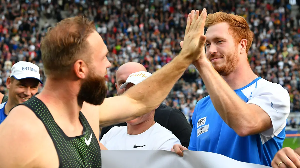 ARCHIV - 02.09.2018, Berlin: Leichtathletik: Meeting, ISTAF (Internationale Stadionfest) im Olympiastadion. Robert Harting (l) aus Deutschland klatscht beim Diskuswurf der Männer bei seinem Bruder Christoph Harting ab. Nach langem Bruderzwist haben sich die Olympiasieger wieder angenähert (zu dpa «Robert und Christoph Harting: «Jetzt passt es halt wieder») Foto: Soeren Stache/dpa +++ dpa-Bildfunk +++