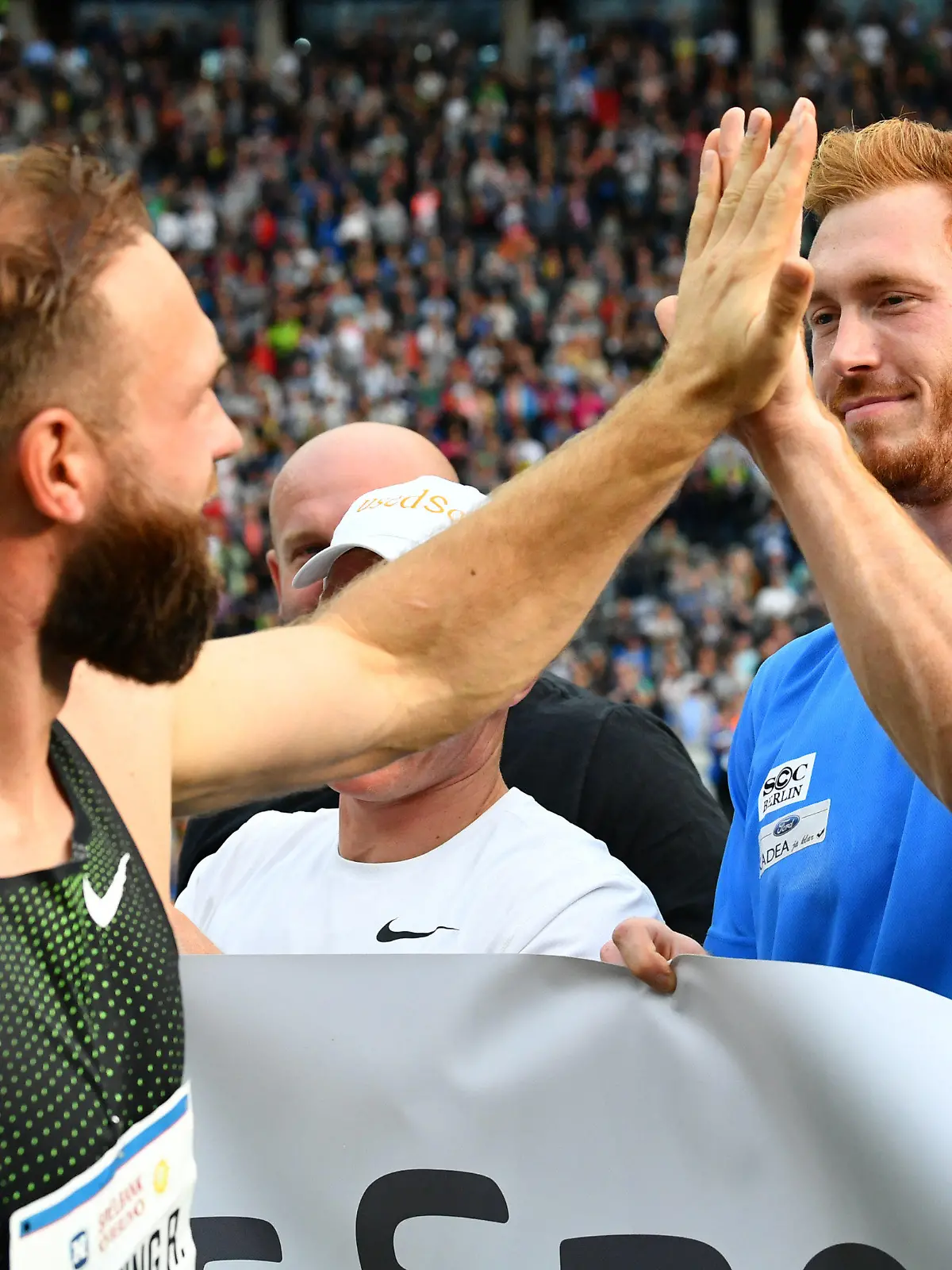 ARCHIV - 02.09.2018, Berlin: Leichtathletik: Meeting, ISTAF (Internationale Stadionfest) im Olympiastadion. Robert Harting (l) aus Deutschland klatscht beim Diskuswurf der Männer bei seinem Bruder Christoph Harting ab. Nach langem Bruderzwist haben sich die Olympiasieger wieder angenähert (zu dpa «Robert und Christoph Harting: «Jetzt passt es halt wieder») Foto: Soeren Stache/dpa +++ dpa-Bildfunk +++