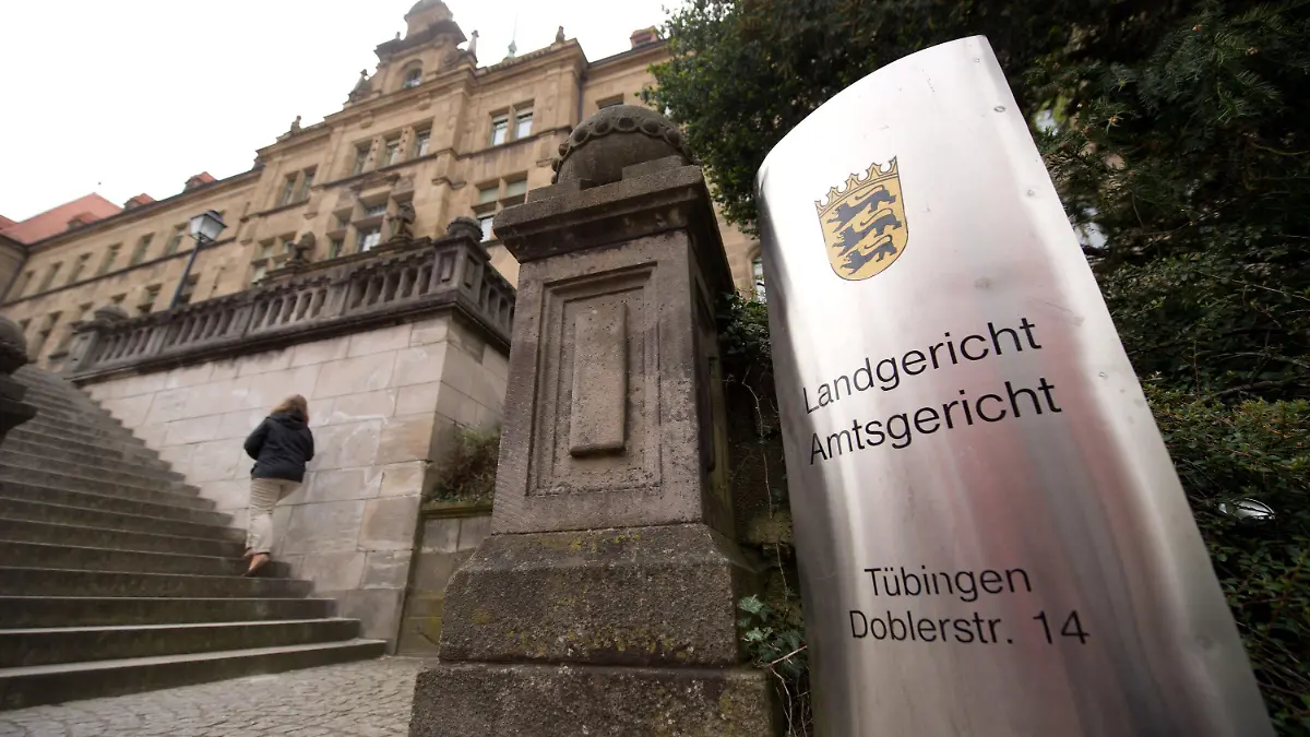 ARCHIV - Der Eingang zum Landgericht in Tübingen (Baden-Württemberg), aufgenommen am 10.04.2014. Am 02.07.2014 wird in einem Mordprozess vor dem Landgericht in Tübingen das Urteil erwartet. Foto: Sebastian Kahnert/dpa +++(c) dpa - Bildfunk+++