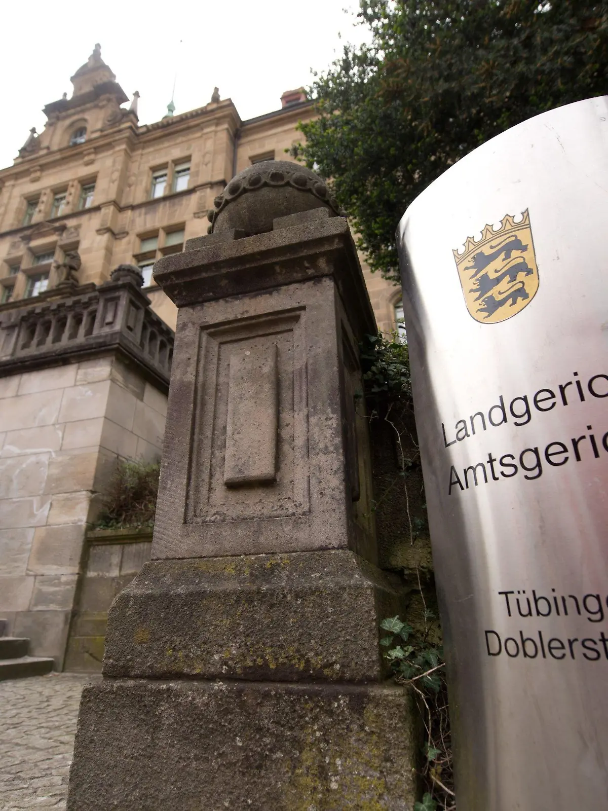 ARCHIV - Der Eingang zum Landgericht in Tübingen (Baden-Württemberg), aufgenommen am 10.04.2014. Am 02.07.2014 wird in einem Mordprozess vor dem Landgericht in Tübingen das Urteil erwartet. Foto: Sebastian Kahnert/dpa +++(c) dpa - Bildfunk+++