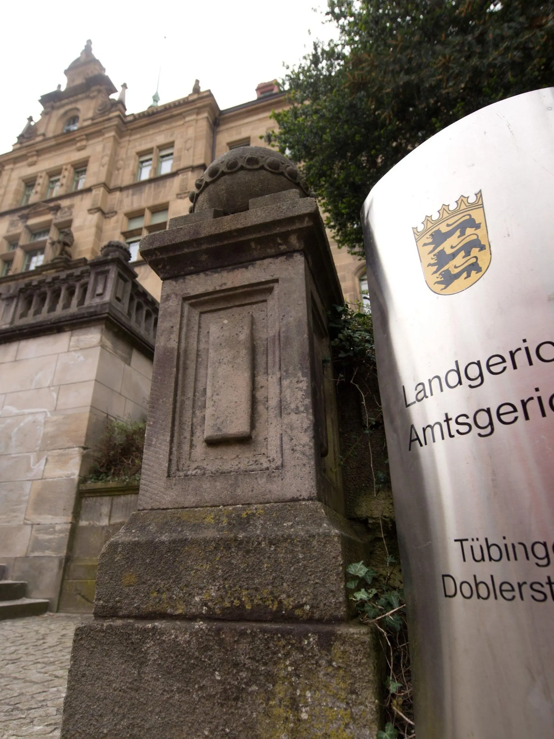 ARCHIV - Der Eingang zum Landgericht in Tübingen (Baden-Württemberg), aufgenommen am 10.04.2014. Am 02.07.2014 wird in einem Mordprozess vor dem Landgericht in Tübingen das Urteil erwartet. Foto: Sebastian Kahnert/dpa +++(c) dpa - Bildfunk+++