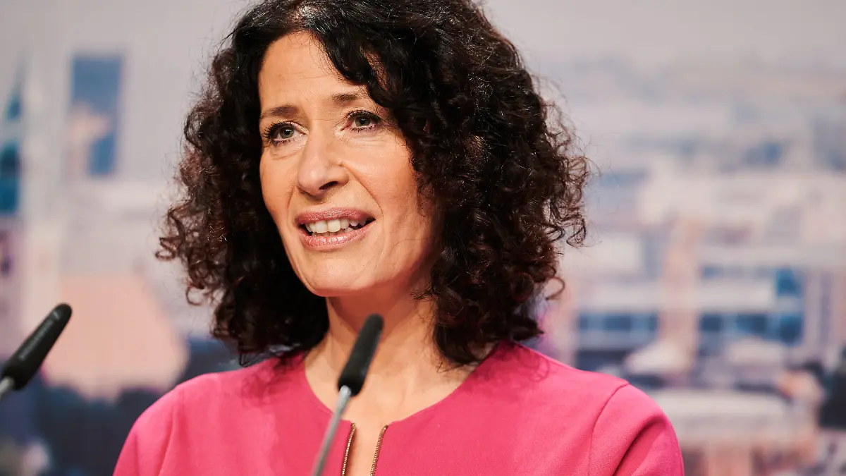ARCHIV - 12.12.2020, Berlin: Bettina Jarasch, frühere Landesvorsitzende von Bündnis 90/Die Grünen in Berlin, spricht bei der digitalen Landesdelegiertenkonferenz im Estrel Hotel. Jarasch wurde zur Spitzenkandidatin für die Wahl zum Abgeordnetenhaus im kommenden Jahr gekürt. Sie spricht sich dafür aus, Organisierte Kriminalität insgesamt in den Fokus zu nehmen, nicht nur Teile davon. (zu dpa «Jarasch: Organisierte Kriminalität insgesamt bekämpfen») Foto: Annette Riedl/dpa +++ dpa-Bildfunk +++