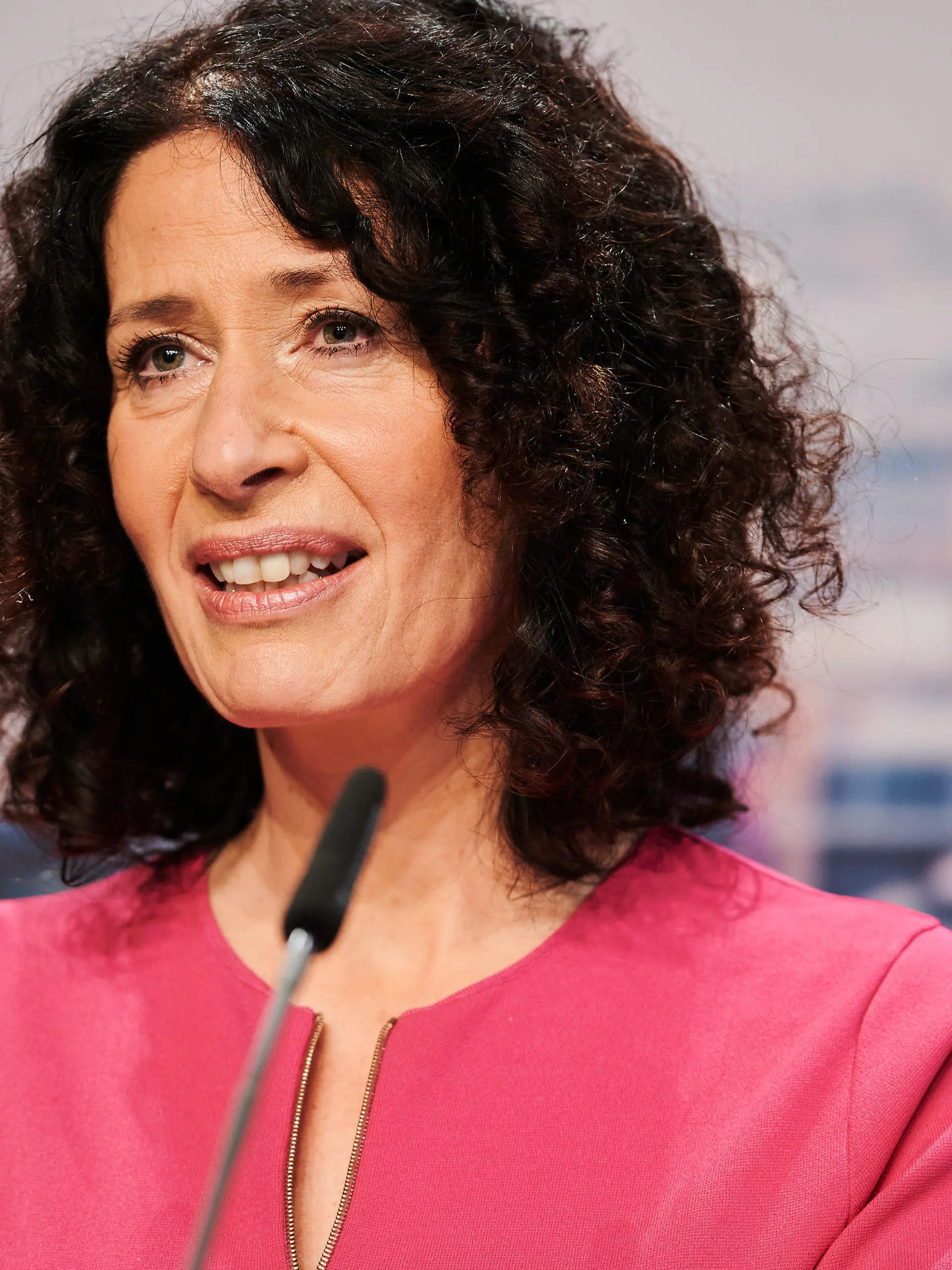 ARCHIV - 12.12.2020, Berlin: Bettina Jarasch, frühere Landesvorsitzende von Bündnis 90/Die Grünen in Berlin, spricht bei der digitalen Landesdelegiertenkonferenz im Estrel Hotel. Jarasch wurde zur Spitzenkandidatin für die Wahl zum Abgeordnetenhaus im kommenden Jahr gekürt. Sie spricht sich dafür aus, Organisierte Kriminalität insgesamt in den Fokus zu nehmen, nicht nur Teile davon. (zu dpa «Jarasch: Organisierte Kriminalität insgesamt bekämpfen») Foto: Annette Riedl/dpa +++ dpa-Bildfunk +++