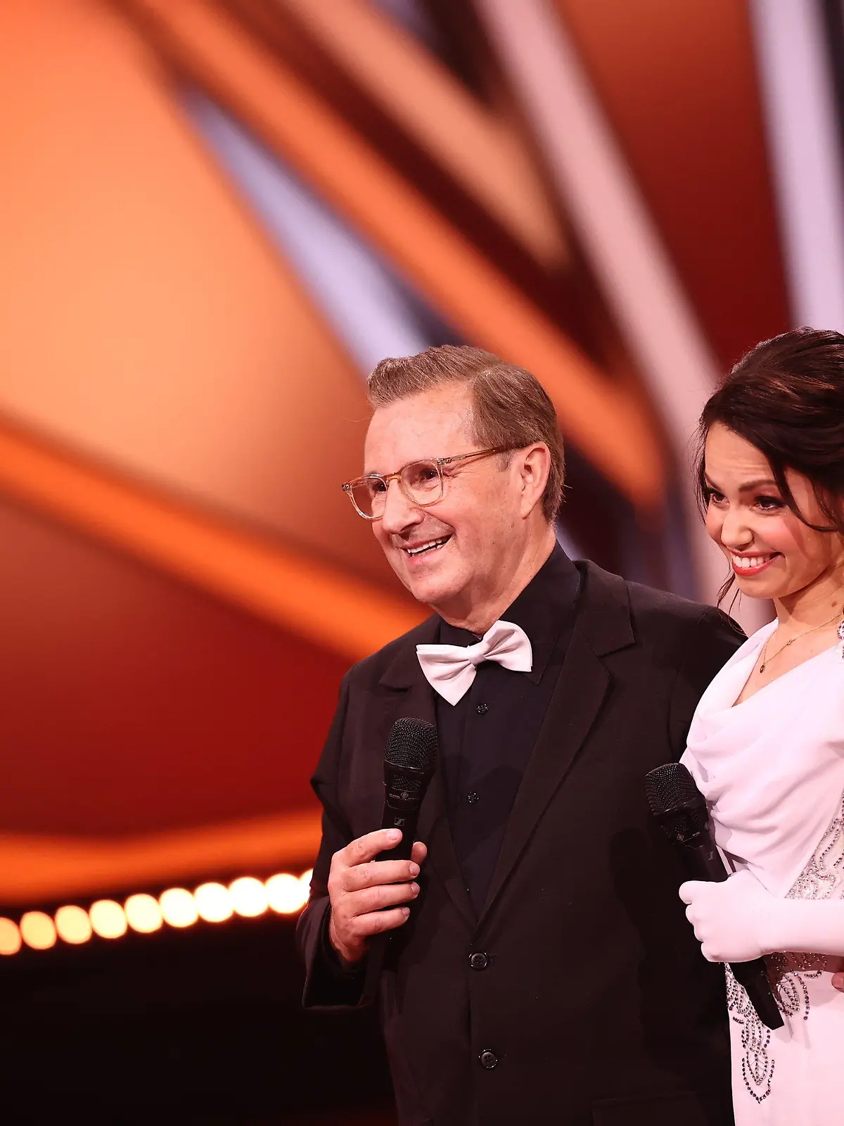 23.04.2021, Nordrhein-Westfalen, Köln: Jan Hofer und Christina Luft warten nach ihrem Tanz in der siebten RTL-Show von Lets Dance auf die erste Bewertung der Jury. Foto: Rolf Vennenbernd/dpa +++ dpa-Bildfunk +++