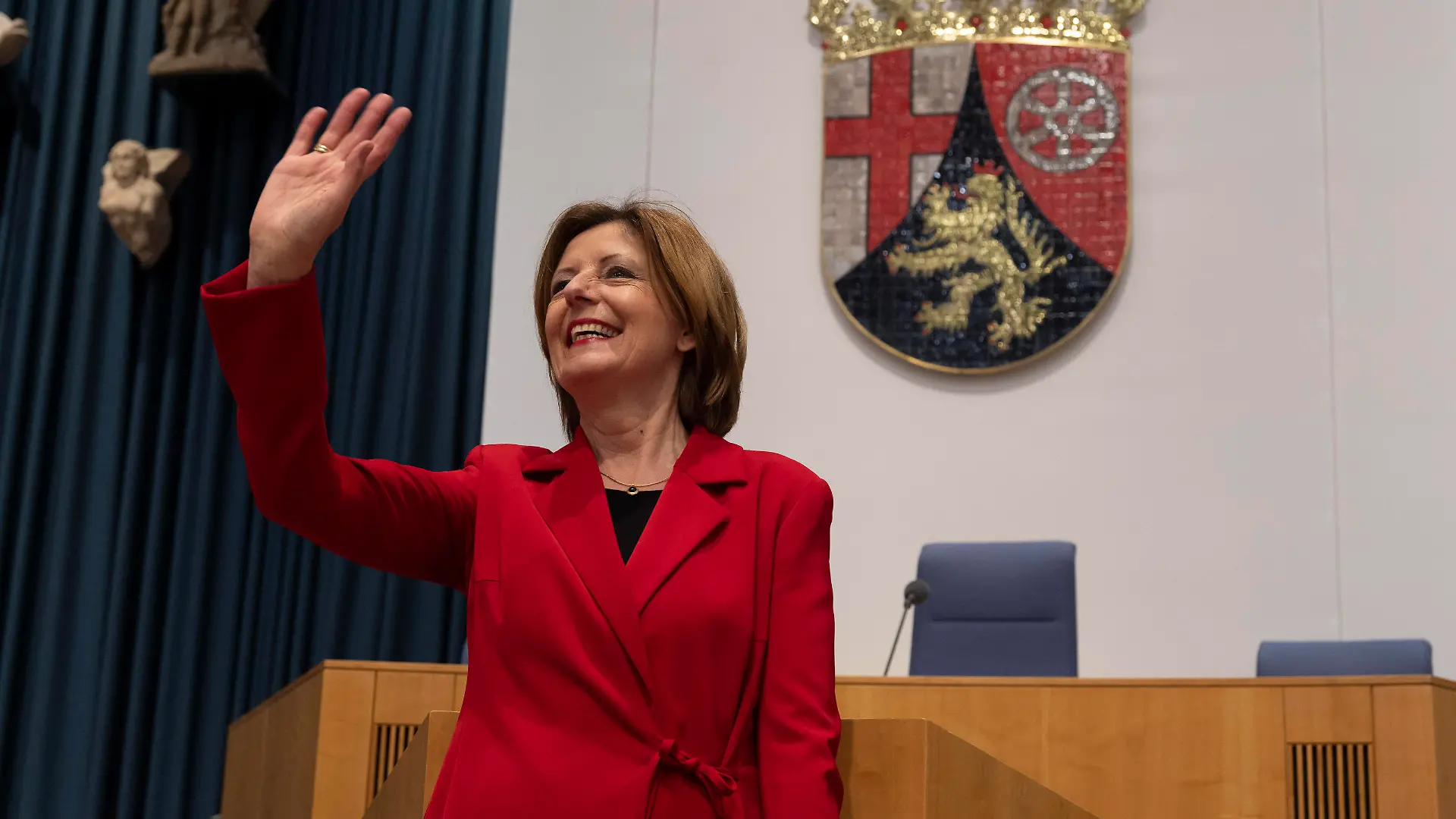 Landtagswahl Rheinland-Pfalz 2021, Wahl zum rheinland-pfälzischen Landtag, Pressekonferenz der LPK - Landespressekonferenz im Plenarsaal des Landtages SPD Spitzenkandidatin Malu Dreyer vor dem Landeswappen 14.03.21 *** State election Rhineland-Palatinate 2021, election to the Rhineland-Palatinate state parliament, press conference of the LPK state press conference in the plenary hall of the state parliament SPD top candidate Malu Dreyer in front of the state coat of arms 14 03 21