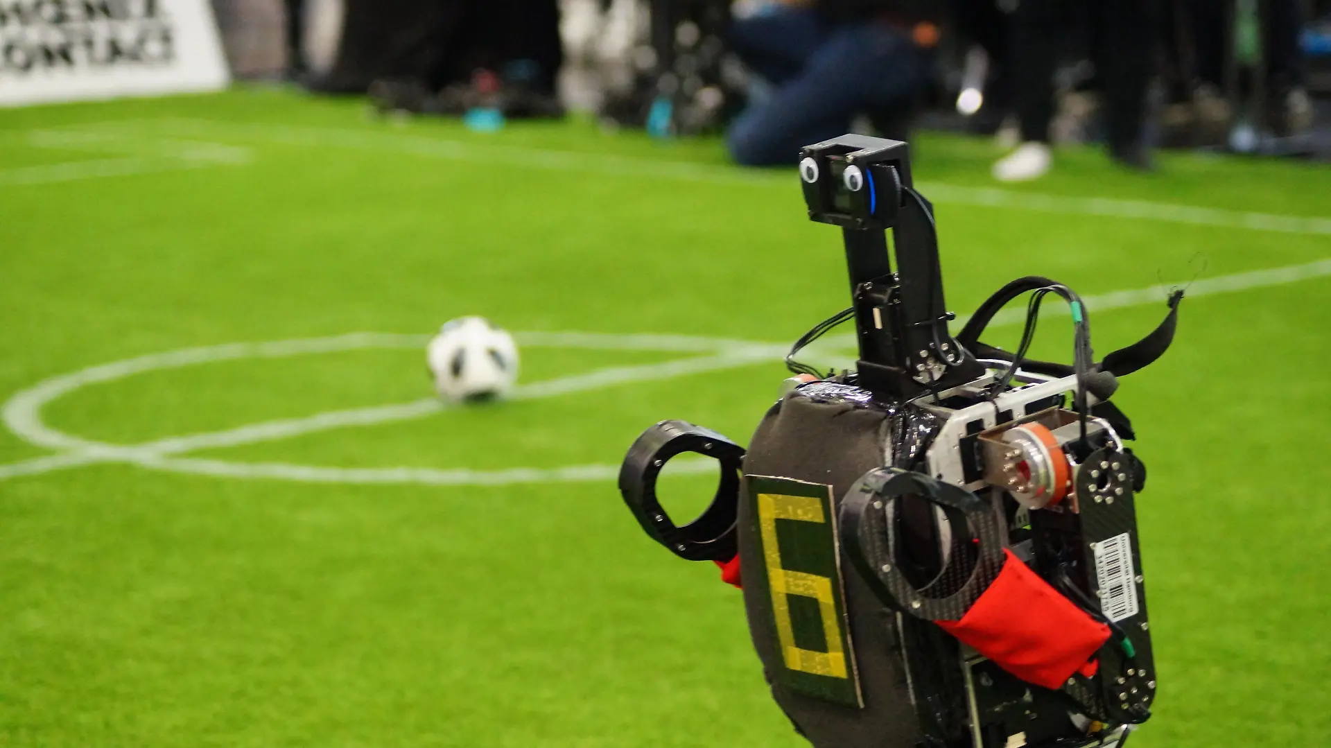Roboter spielen Fußball.