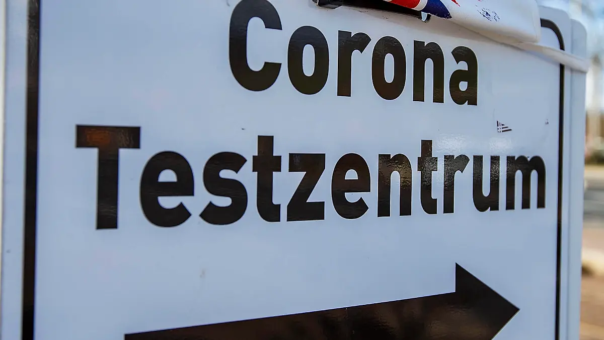 Wuerzburg, Talavera, 04.02.2021, Die Corona-Mutation aus Grossbritanien und ihr Einfluss auf die Jahrhundert-Pandemie Bild: Die Wegbeschreibung zum Testzentrum auf welchem ein Mundschutz mit Grossbritanien-Flagge haengt *** Wuerzburg, Talavera, 04 02 2021, The Corona Mutation from Great Britain and its Influence on the Century Pandemic Picture The directions to the test center on which a mouth guard with a Great Britain flag is hanging Copyright: HMBxMedia/JulienxBecker