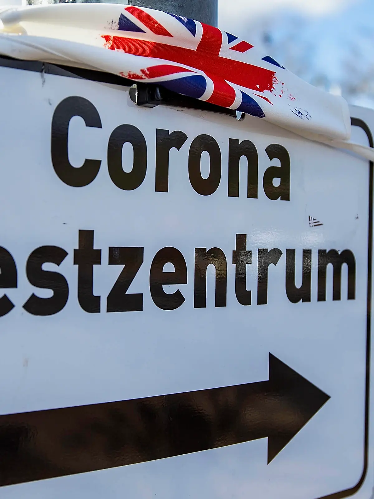  Wuerzburg, Talavera, 04.02.2021, Die Corona-Mutation aus Grossbritanien und ihr Einfluss auf die Jahrhundert-Pandemie Bild: Die Wegbeschreibung zum Testzentrum auf welchem ein Mundschutz mit Grossbritanien-Flagge haengt *** Wuerzburg, Talavera, 04 02 2021, The Corona Mutation from Great Britain and its Influence on the Century Pandemic Picture The directions to the test center on which a mouth guard with a Great Britain flag is hanging Copyright: HMBxMedia/JulienxBecker