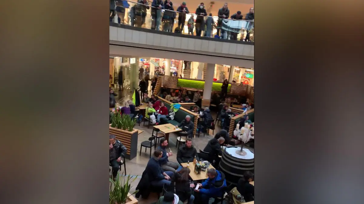 Hunderte sitzen in der Kasseler Königs-Galerie ohne Maske und Abstand an den Tischen.