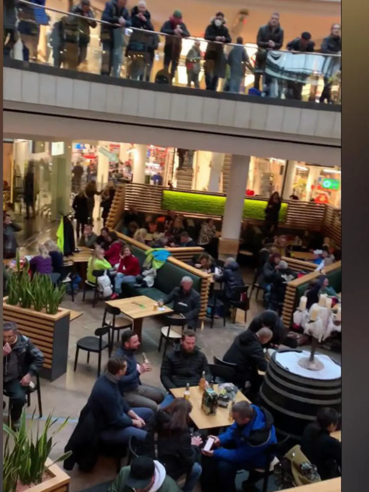 Hunderte sitzen in der Kasseler Königs-Galerie ohne Maske und Abstand an den Tischen.