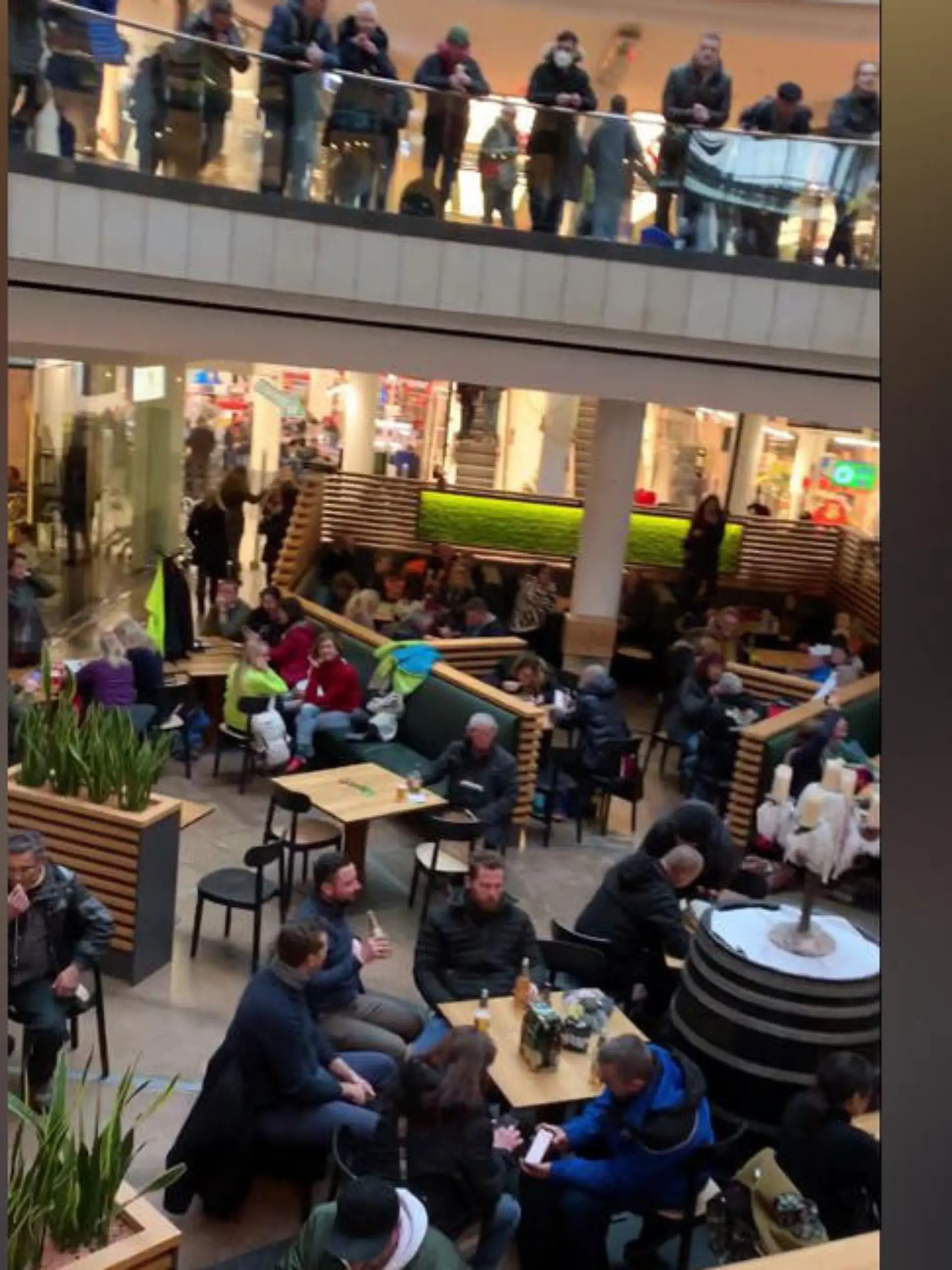Hunderte sitzen in der Kasseler Königs-Galerie ohne Maske und Abstand an den Tischen.