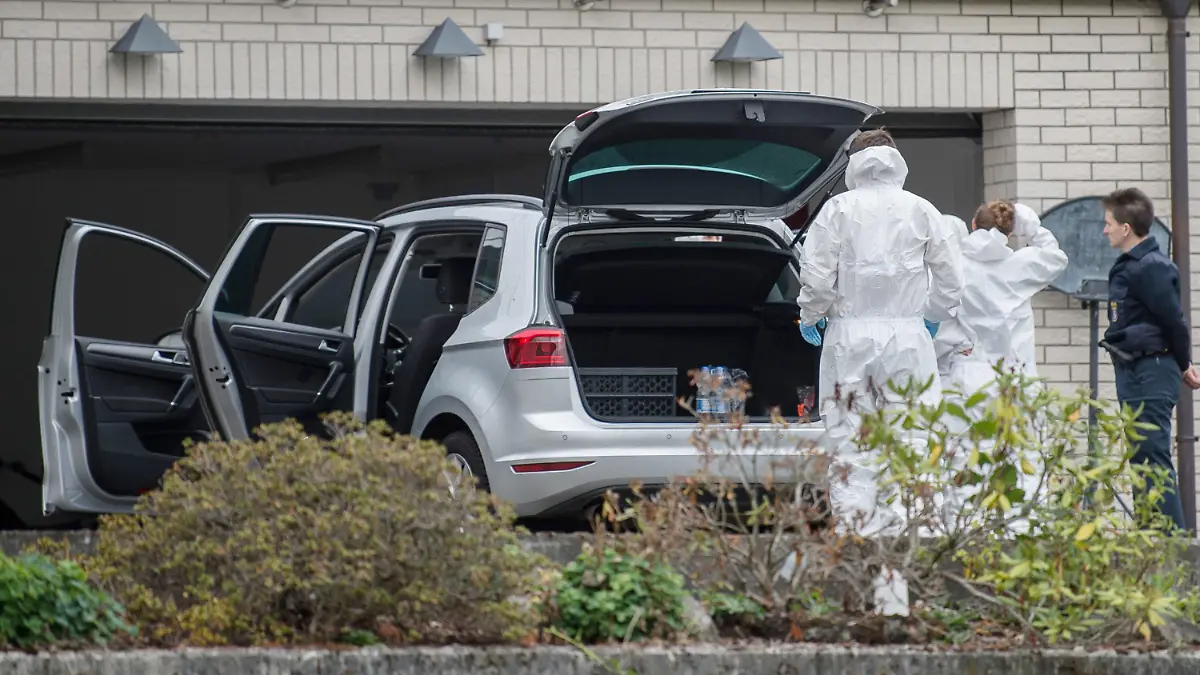 31.08.2018, Hessen, Mörlenbach: Mitarbeiter der Spurensicherung stehen vor einer Garage am Einfamilienhaus, in dem bei einem Brand zwei tote Kinder geborgen wurden. Zwei Erwachsene, vermutlich die Eltern, wurden von der Feuerwehr aus einem laufenden Auto in der Garage des Hauses geborgen. Die Hintergründe waren zunächst unklar. Ein Familiendrama kann nicht ausgeschlossen werden. Foto: Silas Stein/dpa +++ dpa-Bildfunk +++
