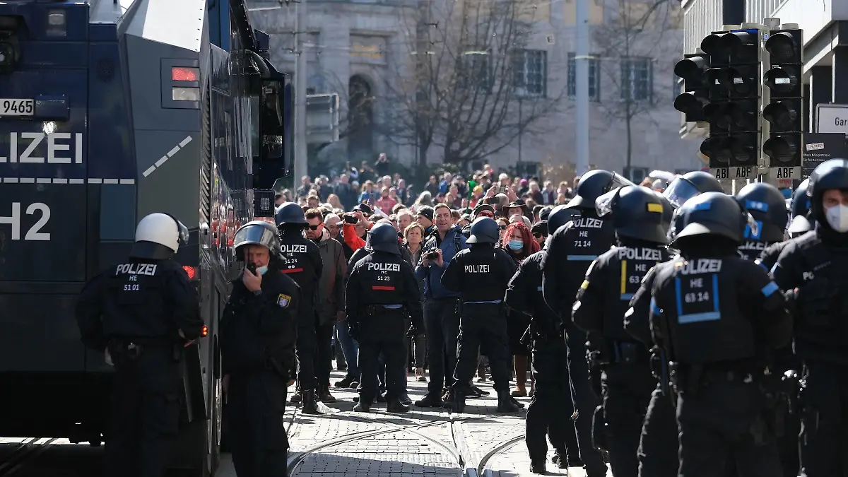 20.03.2020 xkhx Kassel, Innenstadt Demonstration der Querdenker gegen Corona-Beschränkungen Freie Bürger Kassel - Pegida Aus ganz Deutschland wollen Kritiker der Corona-Maßnahmen am 20.3.2021 nach Kassel strömen - droht hier ein Superspreader -Event Bild zeigt: Die Deonstranten halten sich nicht an die Auflagen und ziehen ohn Maske und Abstand durch die Kasseler Innenstadt - Die Polizei häl sich derzeit zurück *** 20 03 2020 xkhx Kassel, city centre Demonstration of lateral thinkers against Corona restrictions Free Citizens Kassel Pegida From all over Germany, critics of the Corona measures want to stream to Kassel on 20 3 2021 threatens here a superspreader event Image shows The deonstrants do not comply with the require KH 