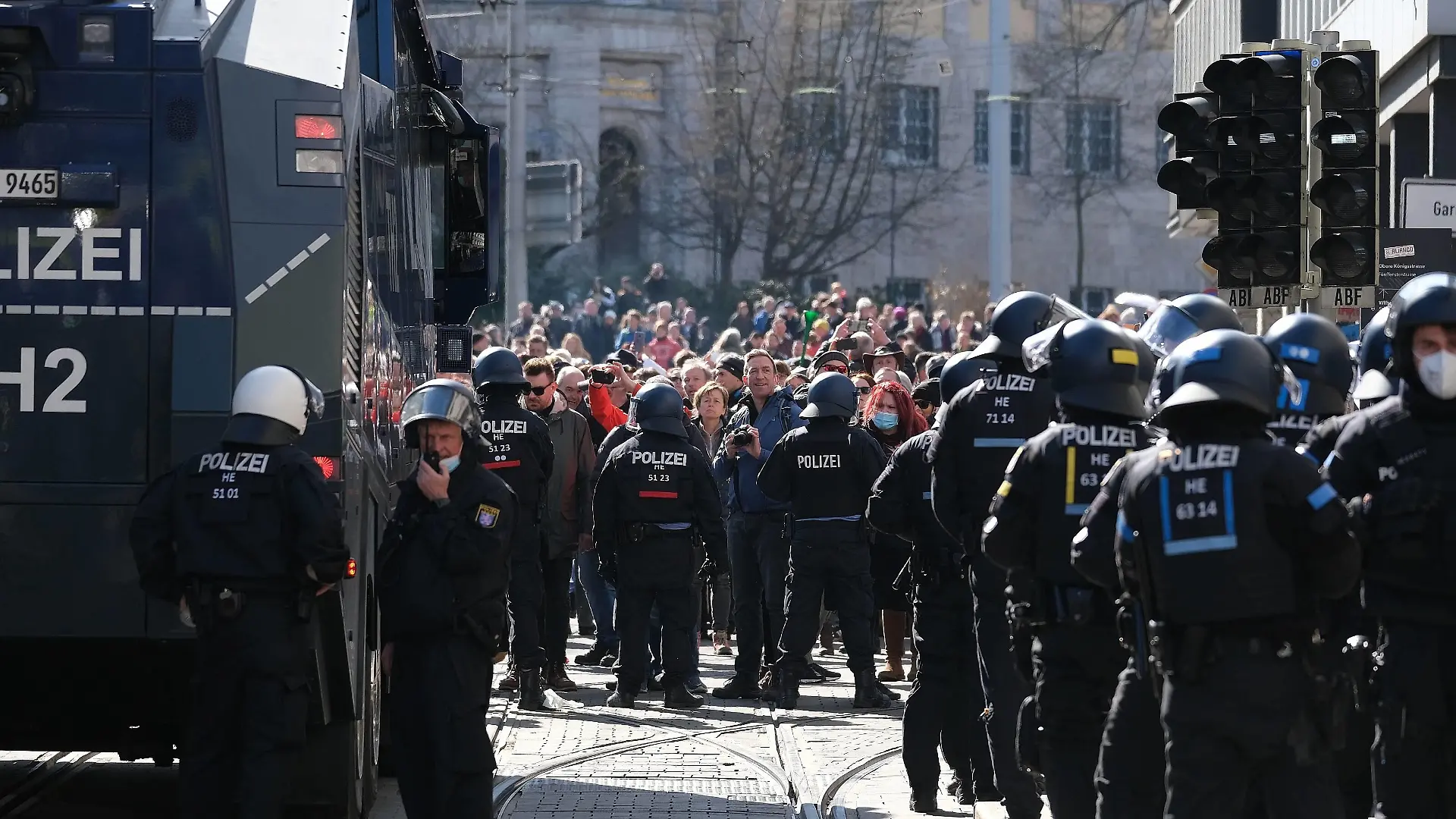 20.03.2020 xkhx Kassel, Innenstadt Demonstration der Querdenker gegen Corona-Beschränkungen Freie Bürger Kassel - Pegida Aus ganz Deutschland wollen Kritiker der Corona-Maßnahmen am 20.3.2021 nach Kassel strömen - droht hier ein Superspreader -Event Bild zeigt: Die Deonstranten halten sich nicht an die Auflagen und ziehen ohn Maske und Abstand durch die Kasseler Innenstadt - Die Polizei häl sich derzeit zurück *** 20 03 2020 xkhx Kassel, city centre Demonstration of lateral thinkers against Corona restrictions Free Citizens Kassel Pegida From all over Germany, critics of the Corona measures want to stream to Kassel on 20 3 2021 threatens here a superspreader event Image shows The deonstrants do not comply with the require KH