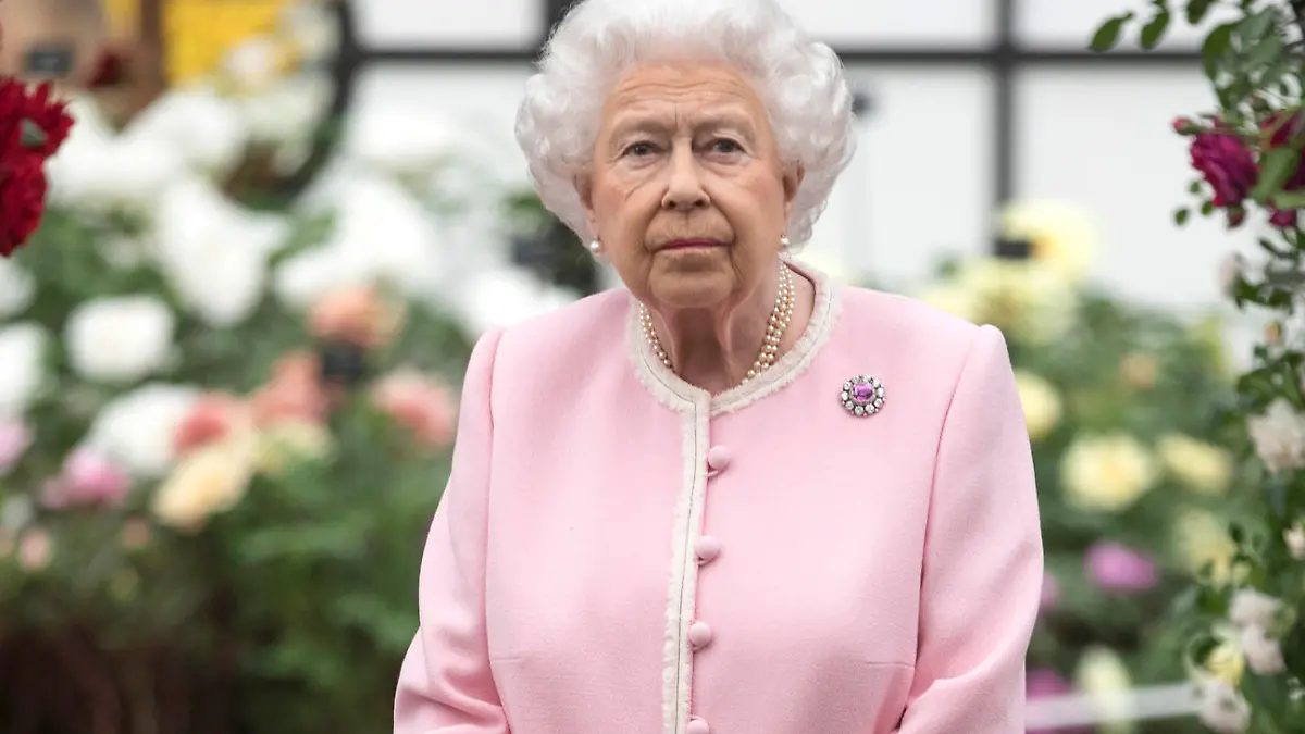 Bei der Chelsea Flower Show genießt die Queen den bunten Ausblick. Der Blick über den atlantischen Ozean erfüllt sie momentan mit Trauer, denn in den USA haben Familienmitglieder Elizabeths Haus des Rassismus beschuldigt.