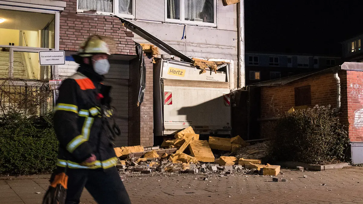 18.03.2021, Hamburg: Ein Haus ist durch den Lastwagen einer Fahrzeugvermietung im Stadtteil Horn schwer beschädigt worden. Der Fahrer eines Miet-Lkws hat sich in Hamburg in eine viel zu kleine Durchfahrt gewagt und beim Rangieren ein Haus und den Laster schwer beschädigt. (zu dpa: "Fahrer von Miet-Lkw verschätzt sich - Haus beschädigt") Foto: Daniel Bockwoldt/dpa +++ dpa-Bildfunk +++