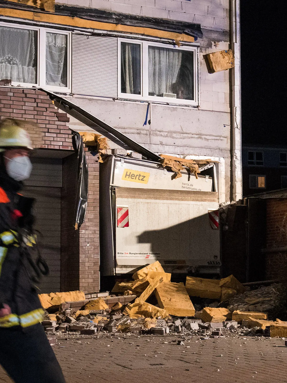 18.03.2021, Hamburg: Ein Haus ist durch den Lastwagen einer Fahrzeugvermietung im Stadtteil Horn schwer beschädigt worden. Der Fahrer eines Miet-Lkws hat sich in Hamburg in eine viel zu kleine Durchfahrt gewagt und beim Rangieren ein Haus und den Laster schwer beschädigt. (zu dpa: "Fahrer von Miet-Lkw verschätzt sich - Haus beschädigt") Foto: Daniel Bockwoldt/dpa +++ dpa-Bildfunk +++